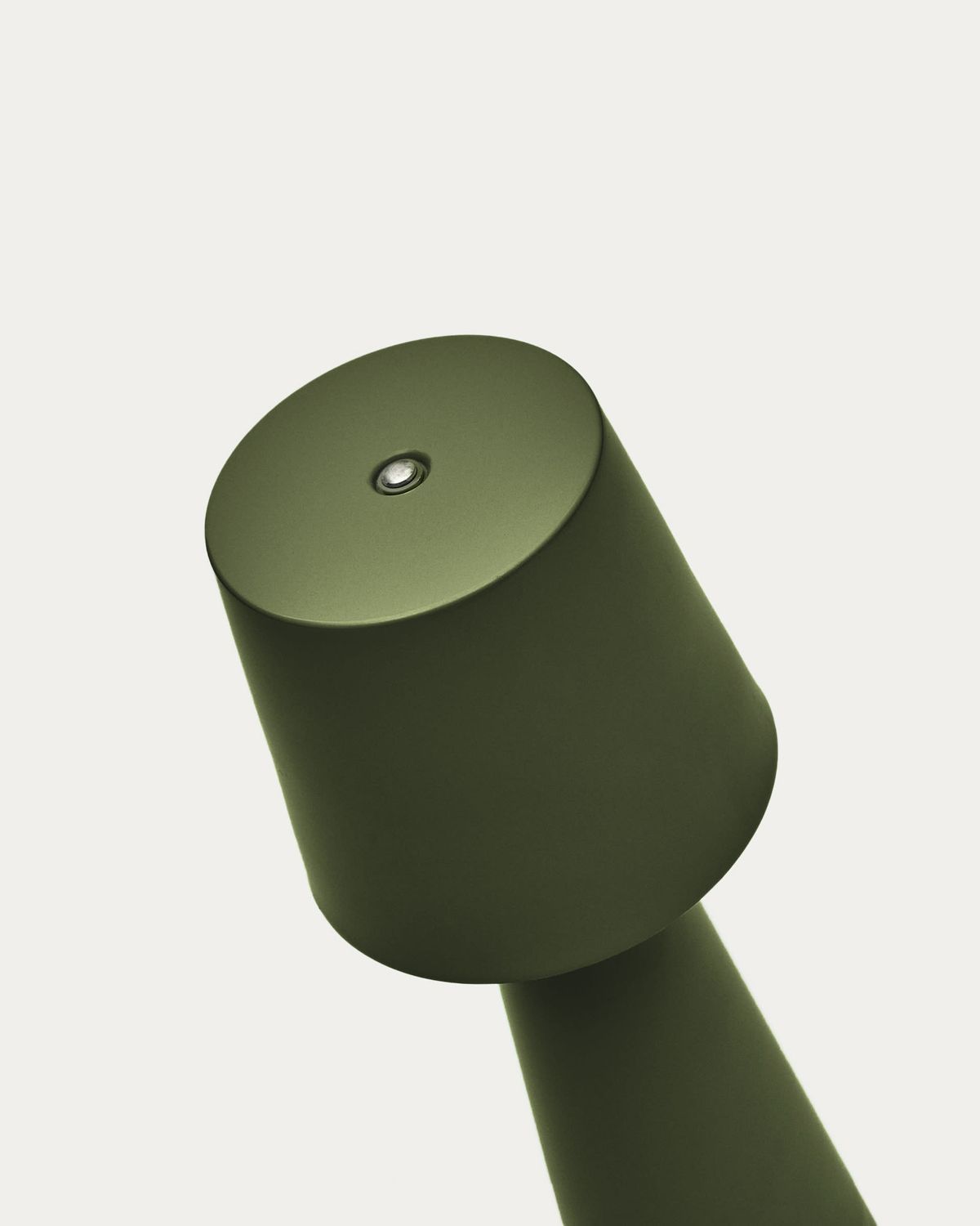 Lámpara de mesa pequeña de exterior Arenys de metal con acabado pintado verde