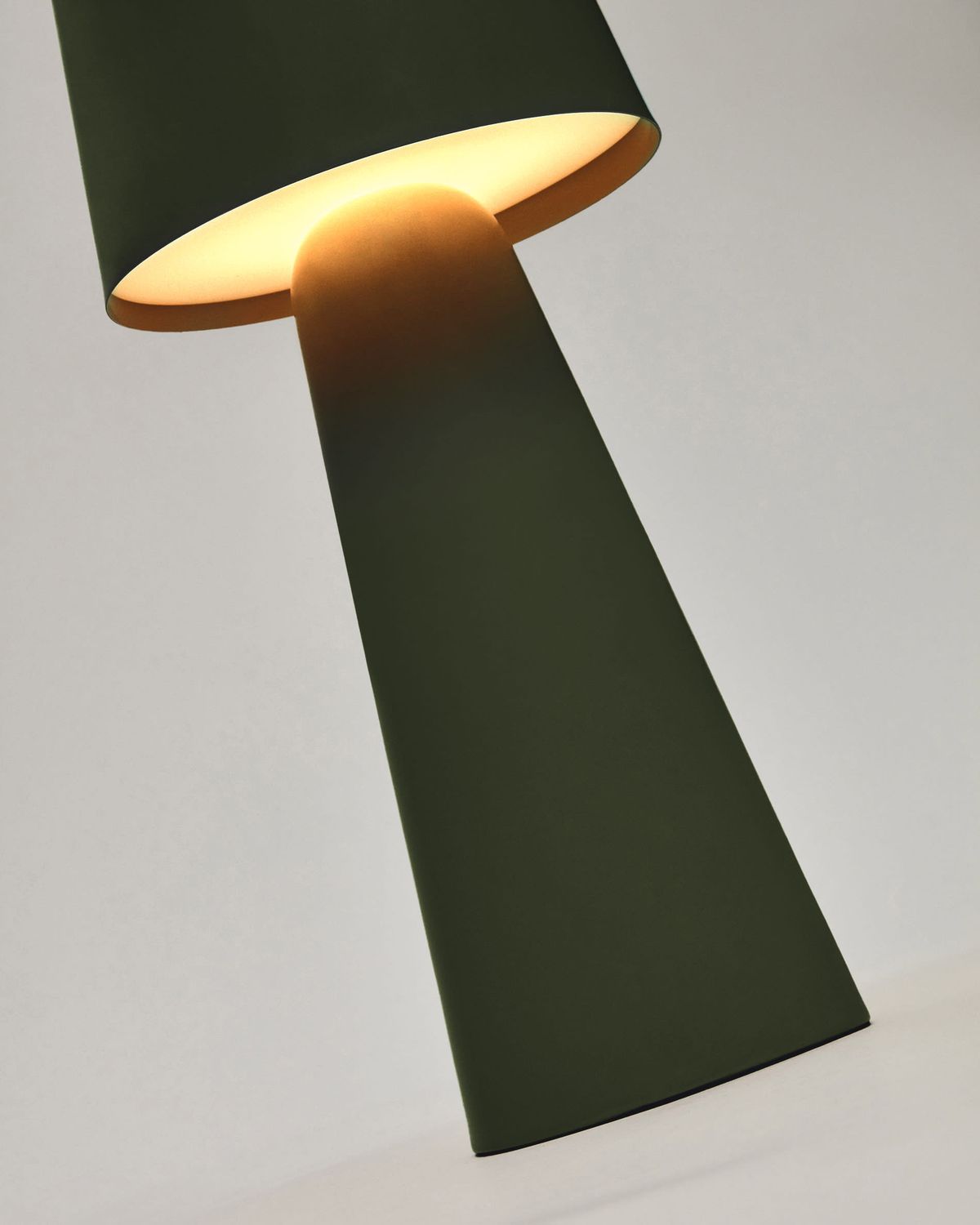 Lámpara de mesa grande de exterior Arenys de metal con acabado pintado verde