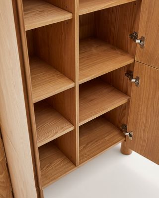 Aparador alto Salaya de madera contrachapada de fresno FSC Mix Credit 100 x 134 cm