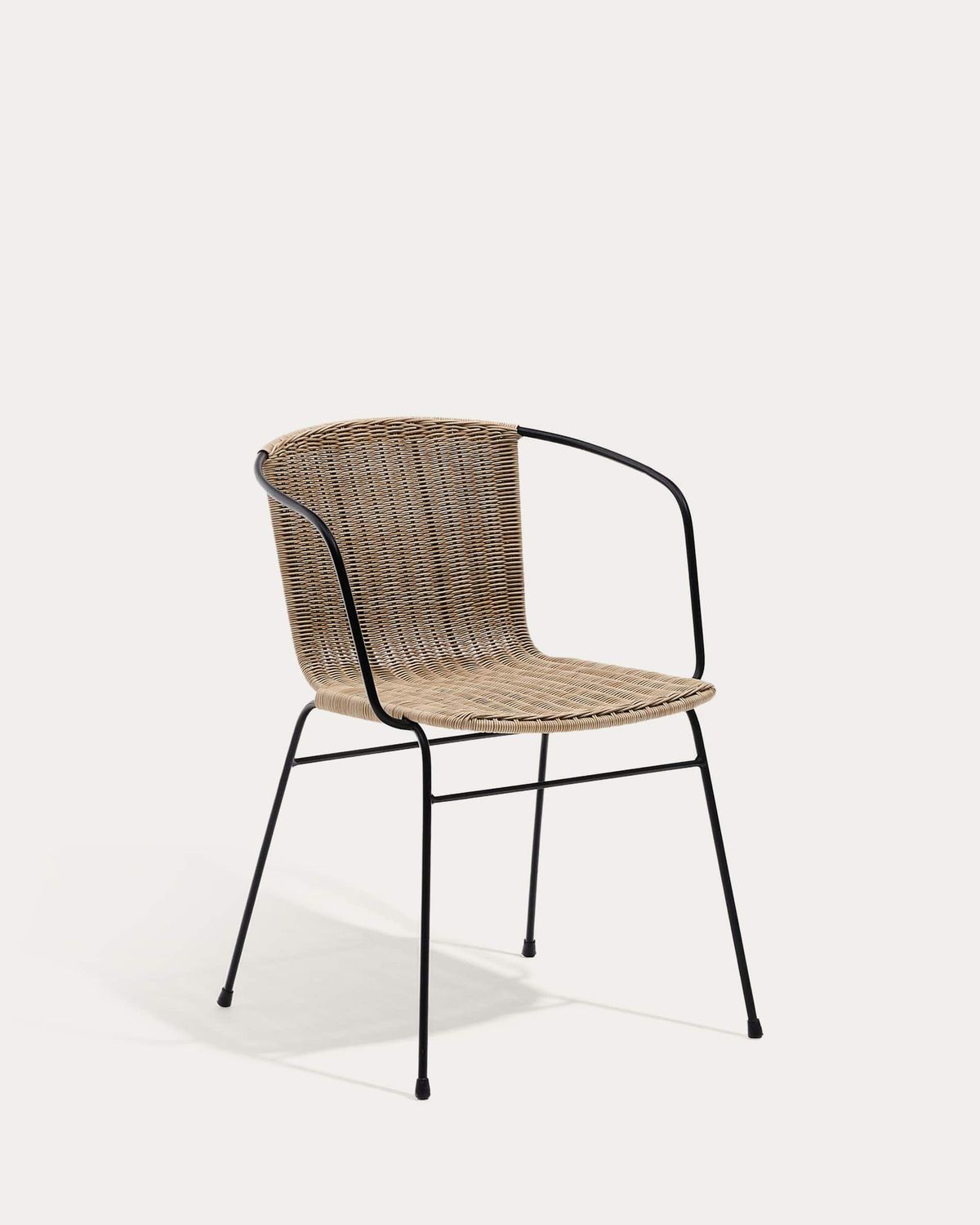 Silla apilable Eltiera de ratán sintético con estructura y brazos de acero negro