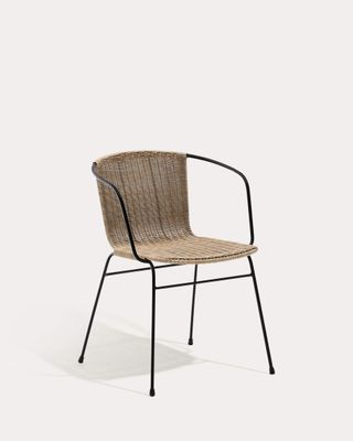 Silla apilable Eltiera de ratán sintético con estructura y brazos de acero negro