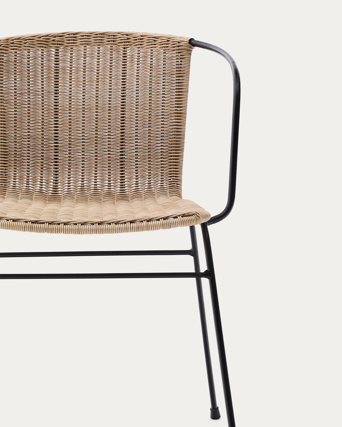 Silla apilable Eltiera de ratán sintético con estructura y brazos de acero negro