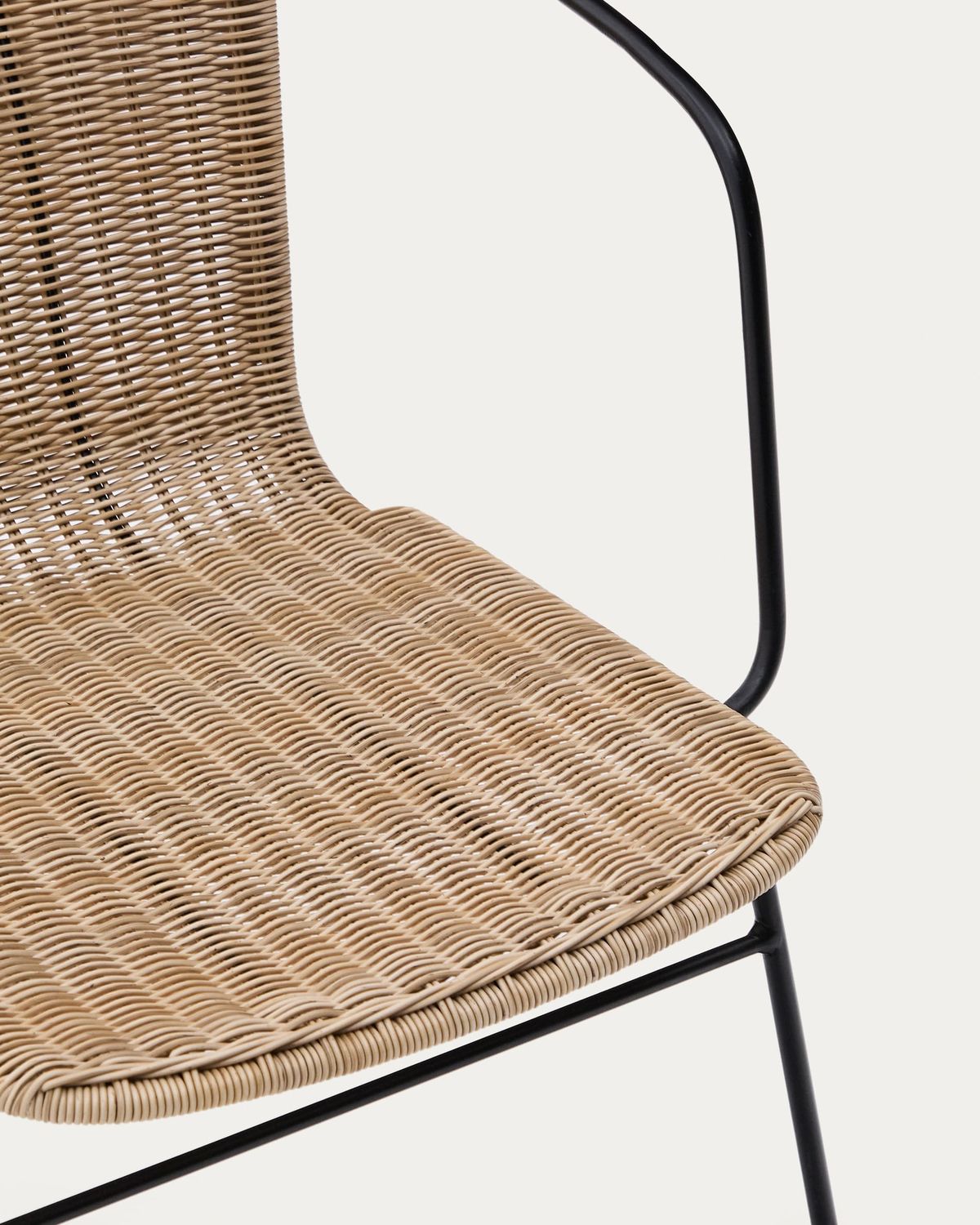 Silla apilable Eltiera de ratán sintético con estructura y brazos de acero negro
