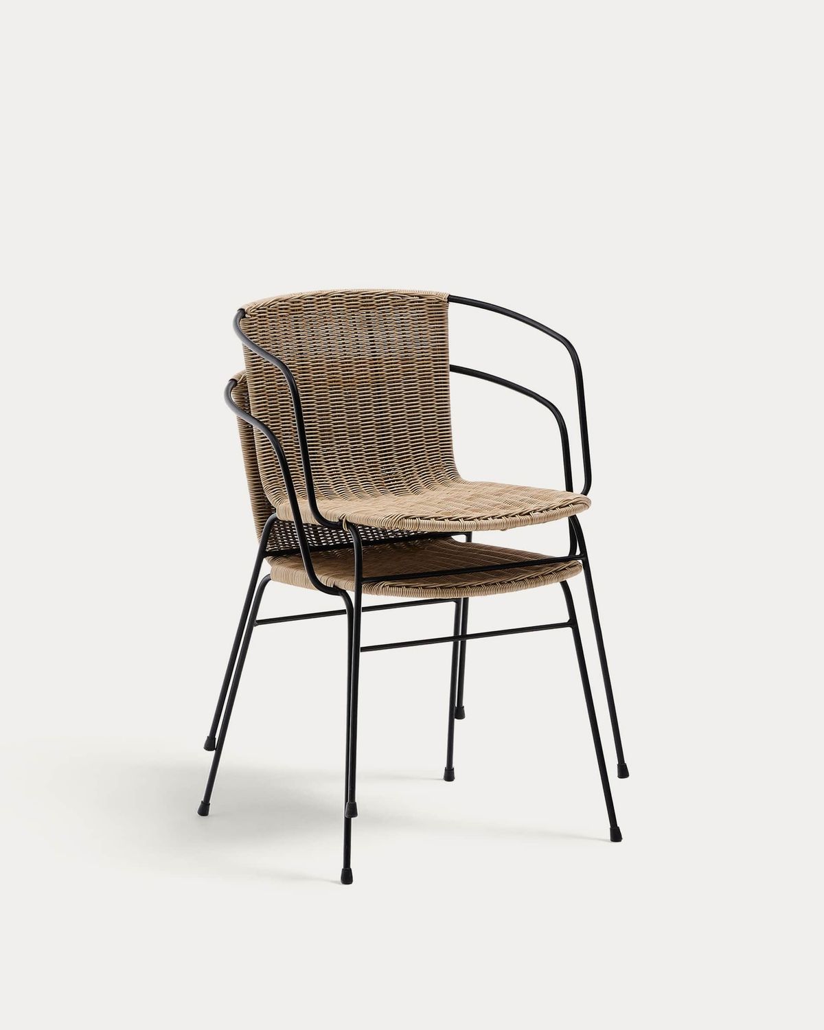 Silla apilable Eltiera de ratán sintético con estructura y brazos de acero negro