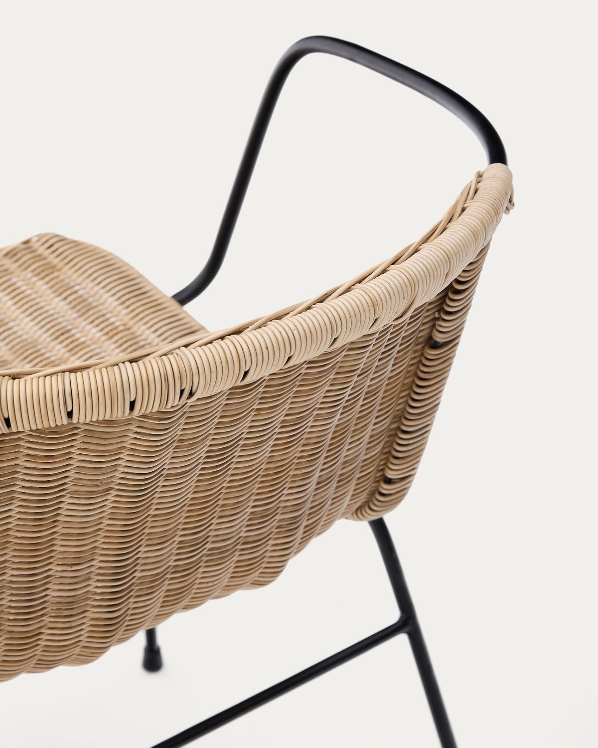 Silla apilable Eltiera de ratán sintético con estructura y brazos de acero negro