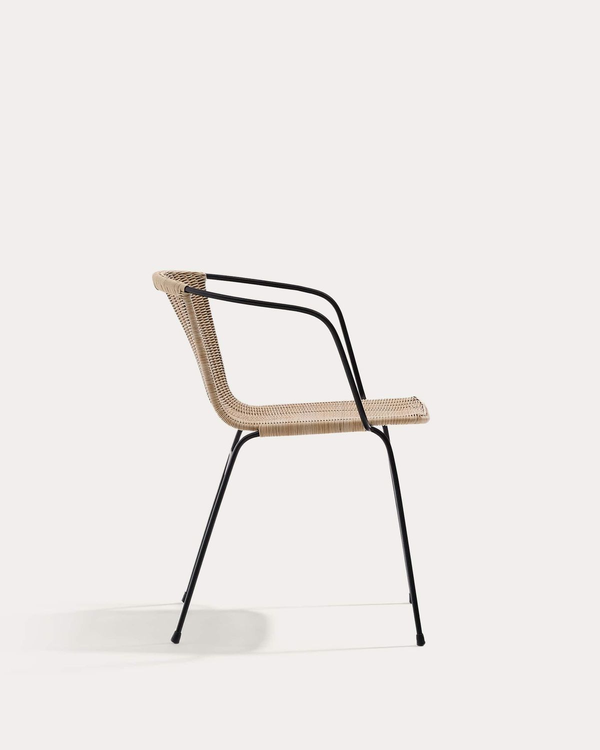 Silla apilable Eltiera de ratán sintético con estructura y brazos de acero negro