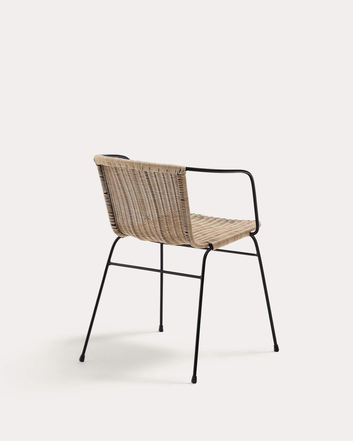 Silla apilable Eltiera de ratán sintético con estructura y brazos de acero negro