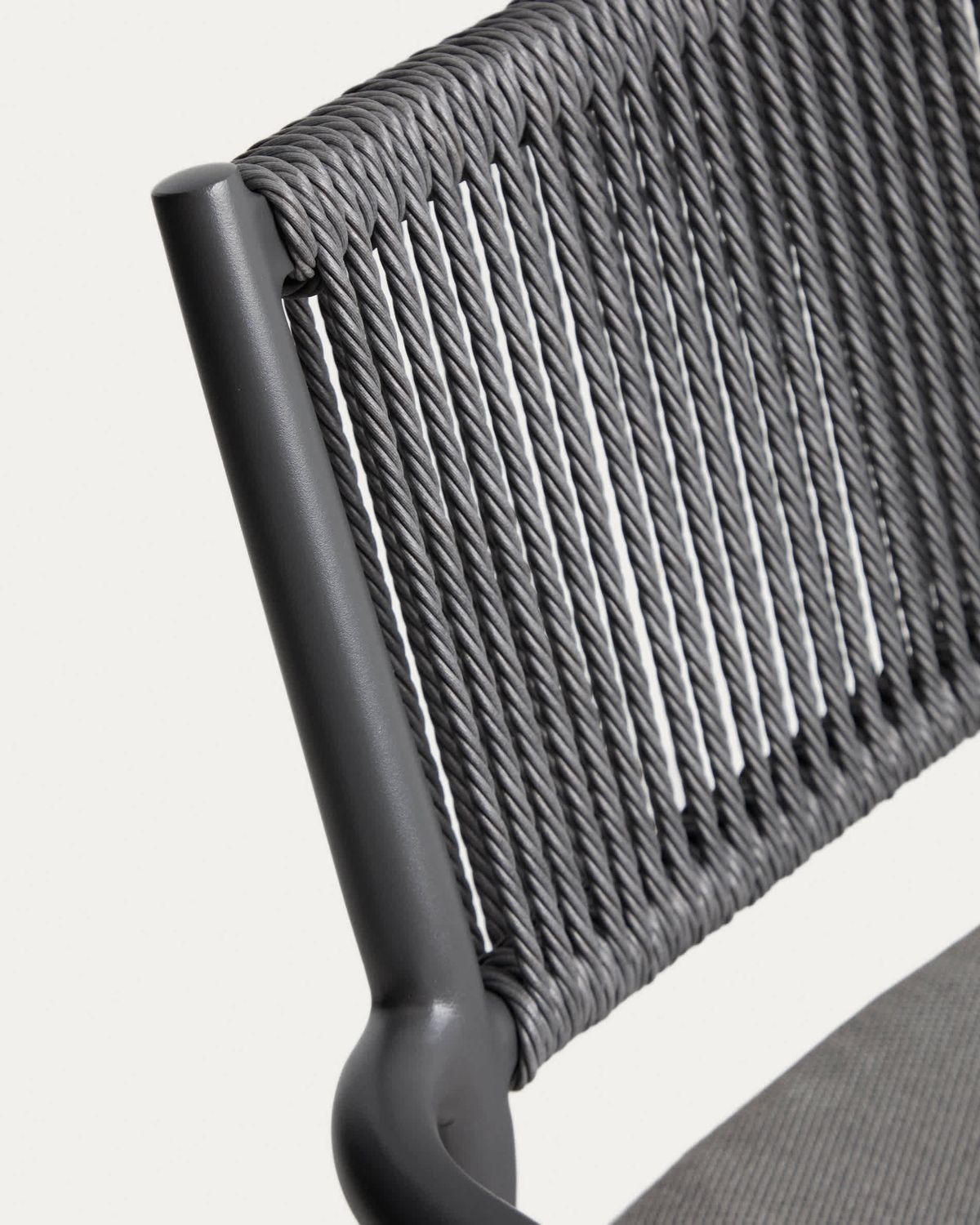 Silla apilable de exterior Argasi de aluminio grafito y cuerda sintética gris oscuro