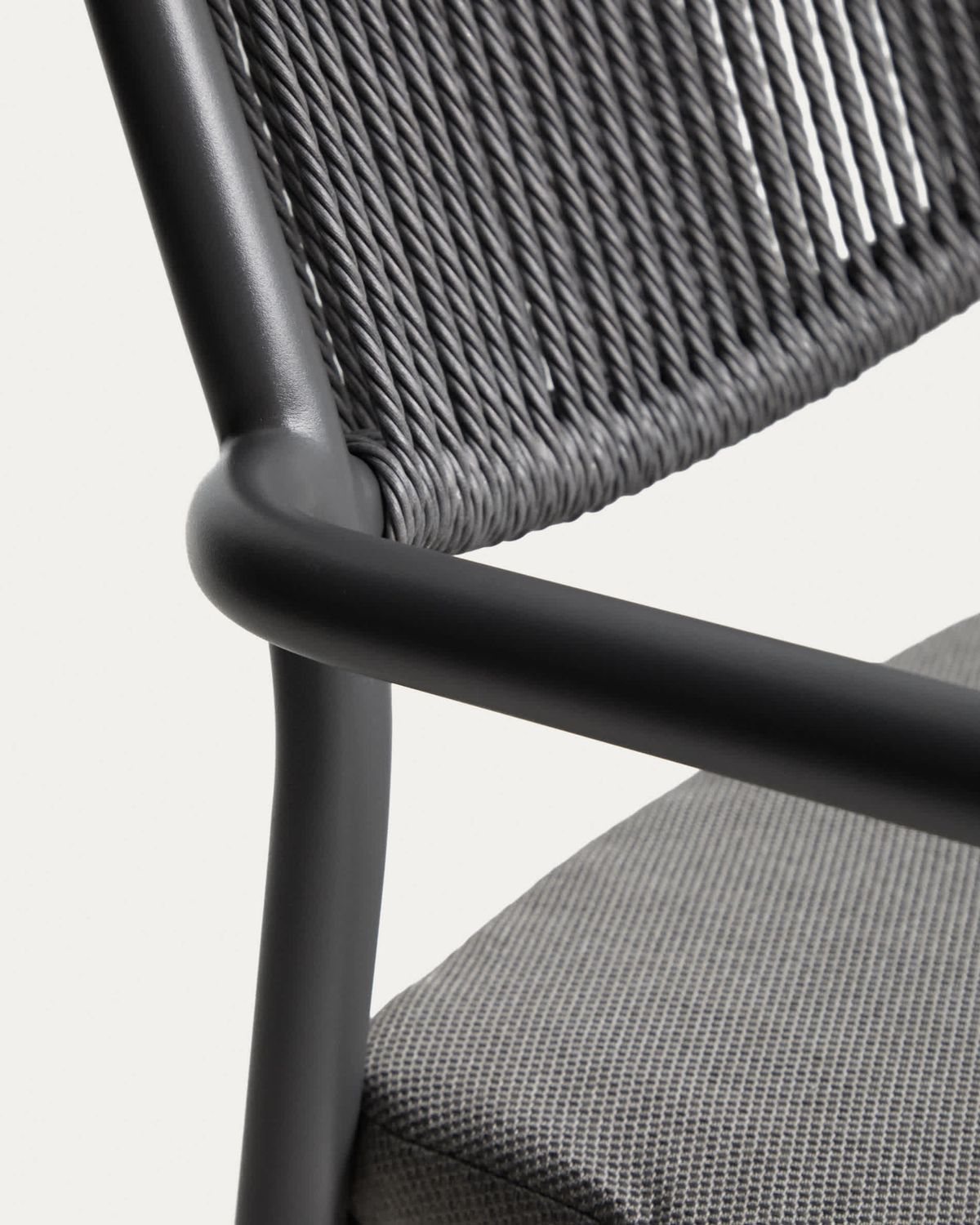Silla apilable de exterior Argasi de aluminio grafito y cuerda sintética gris oscuro