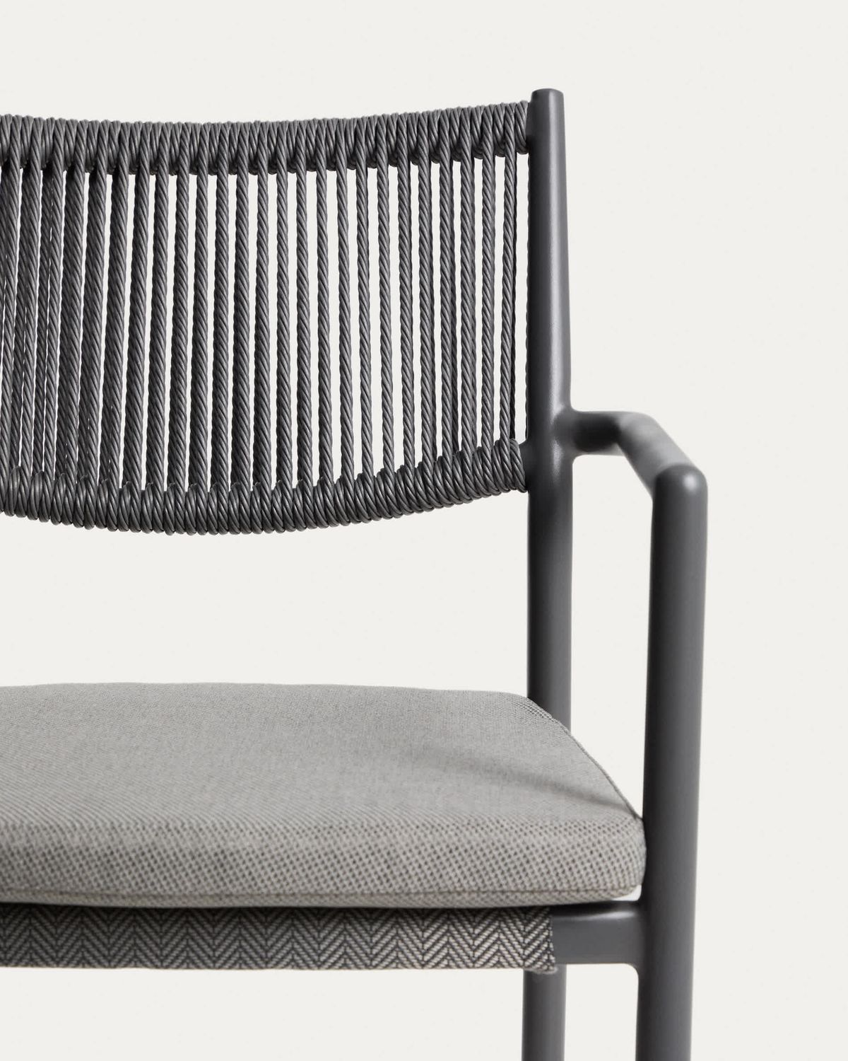 Silla apilable de exterior Argasi de aluminio grafito y cuerda sintética gris oscuro