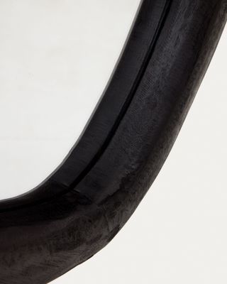 Espejo Magrit de madera maciza de mungur con acabado negro Ø 60 x 110 cm