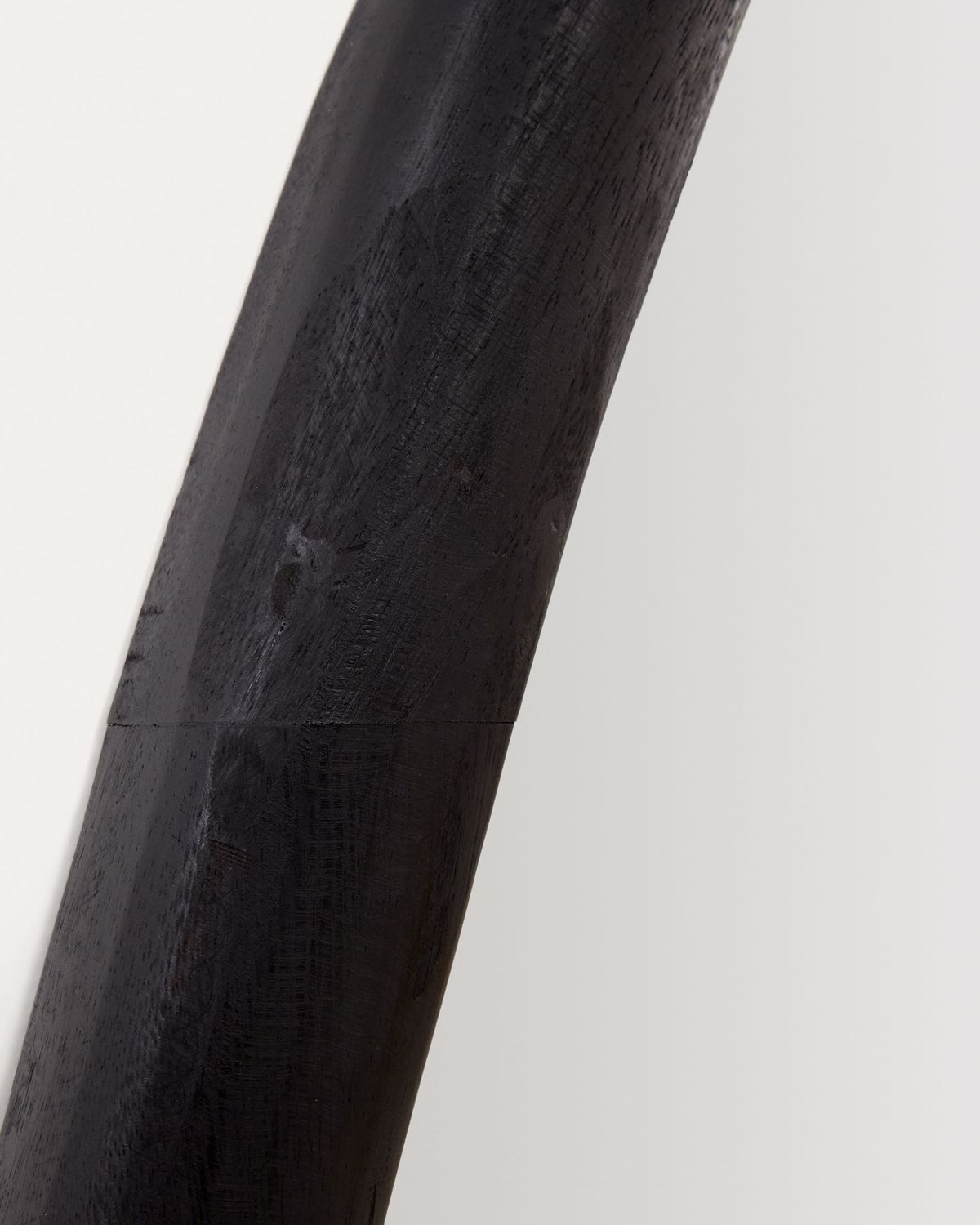 Espejo Magrit de madera maciza de mungur con acabado negro Ø 60 x 110 cm