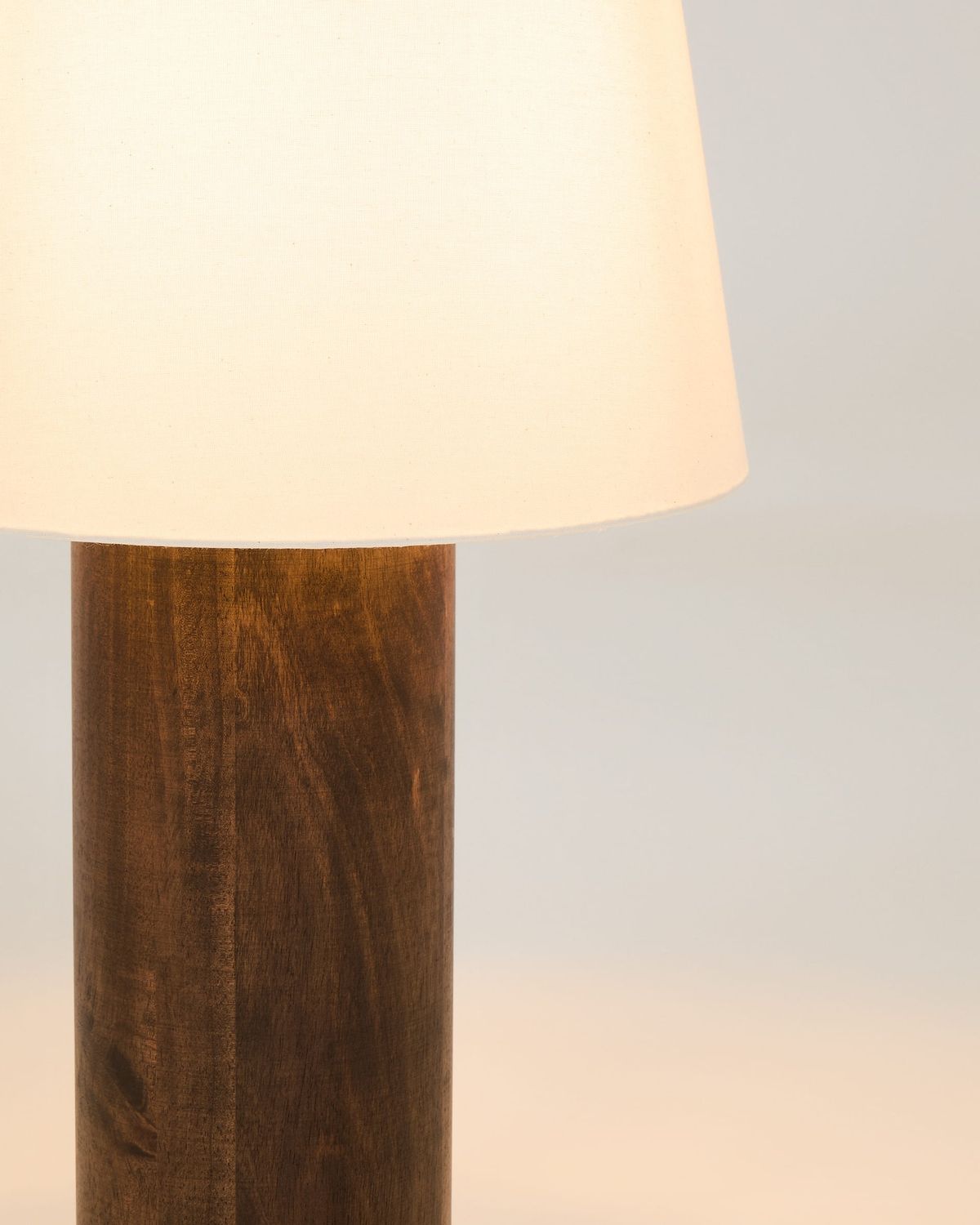 Lámpara de pie Marga de madera maciza de caucho con acabado oscuro
