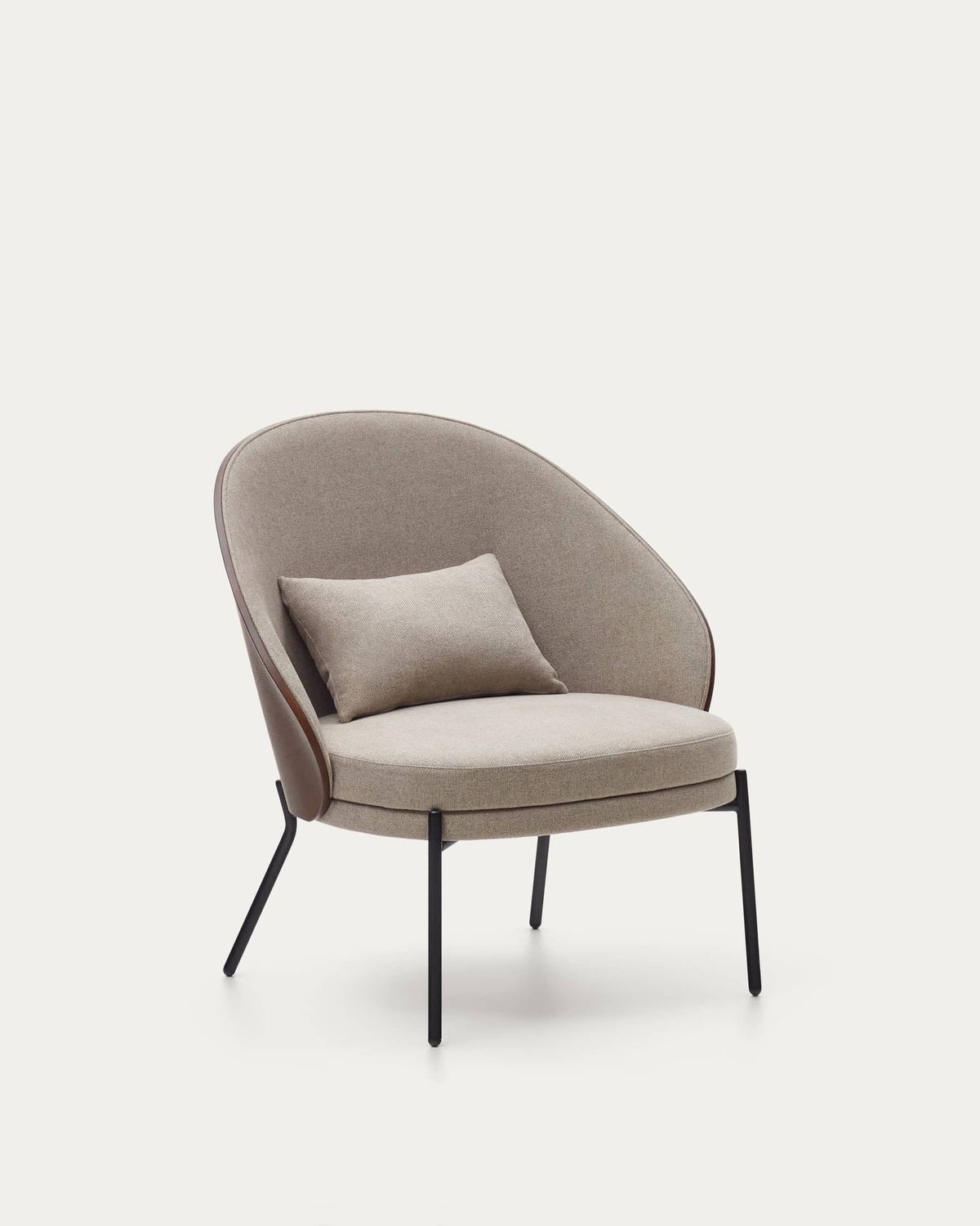 Sillón Eamy marrón claro chapado en fresno con acabado nogal y metal con acabado negro