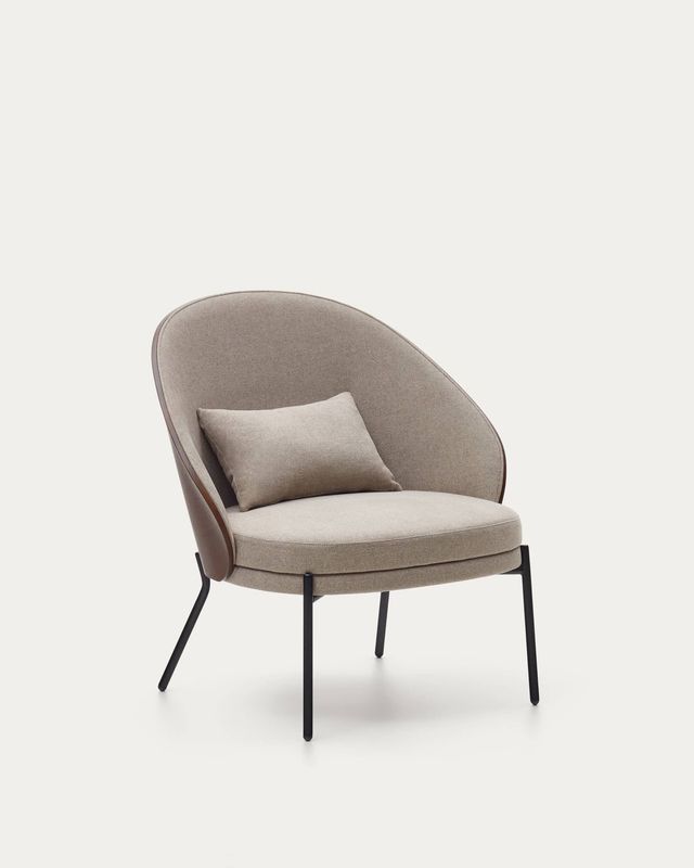 Sillón Eamy marrón claro chapado en fresno con acabado nogal y metal con acabado negro