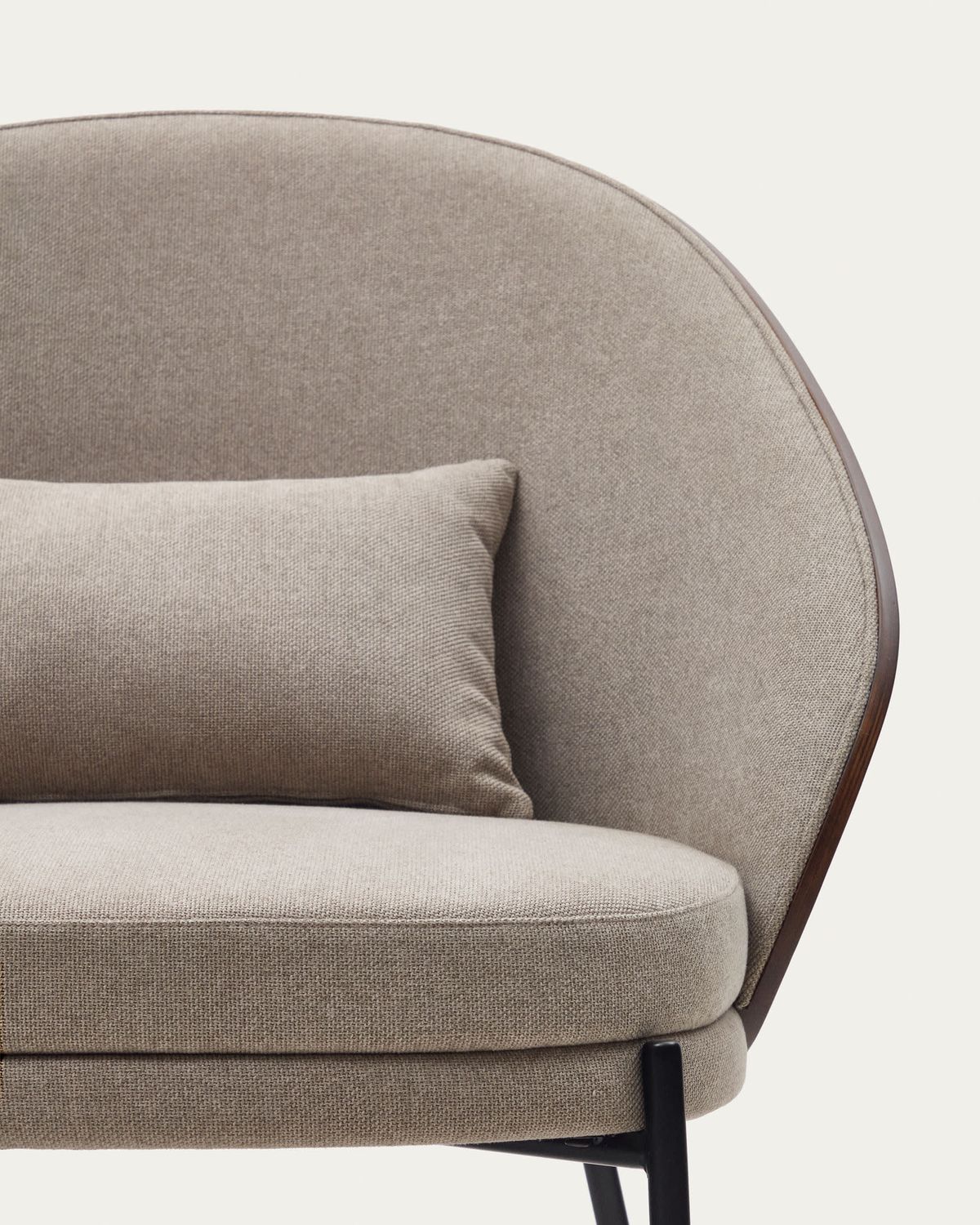 Sillón Eamy marrón claro chapado en fresno con acabado nogal y metal con acabado negro