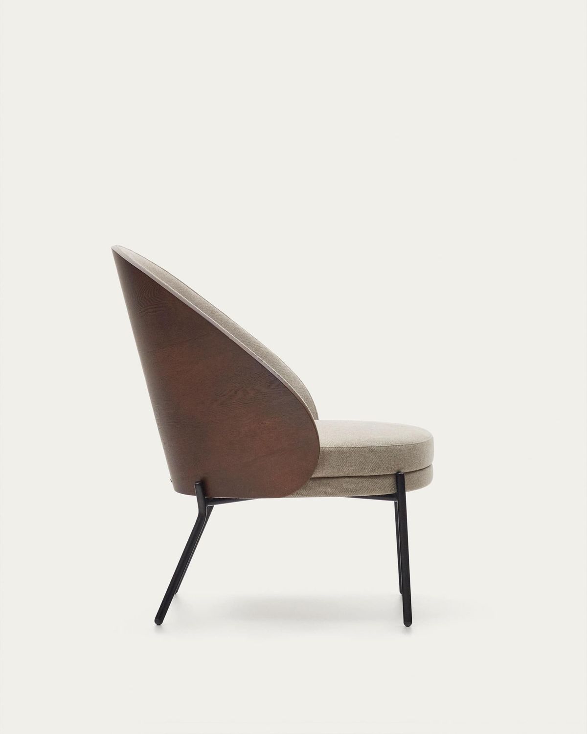 Sillón Eamy marrón claro chapado en fresno con acabado nogal y metal con acabado negro