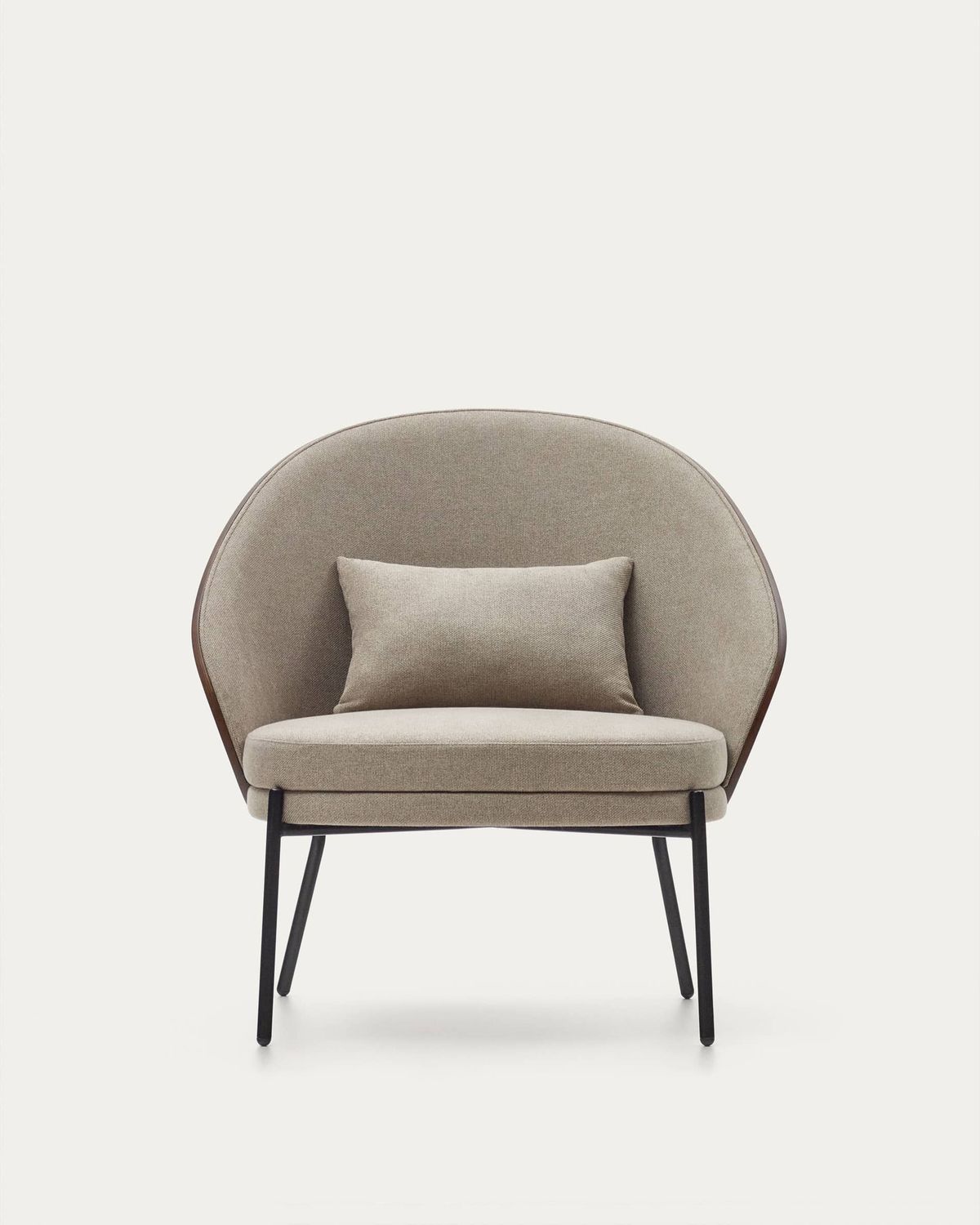 Sillón Eamy marrón claro chapado en fresno con acabado nogal y metal con acabado negro