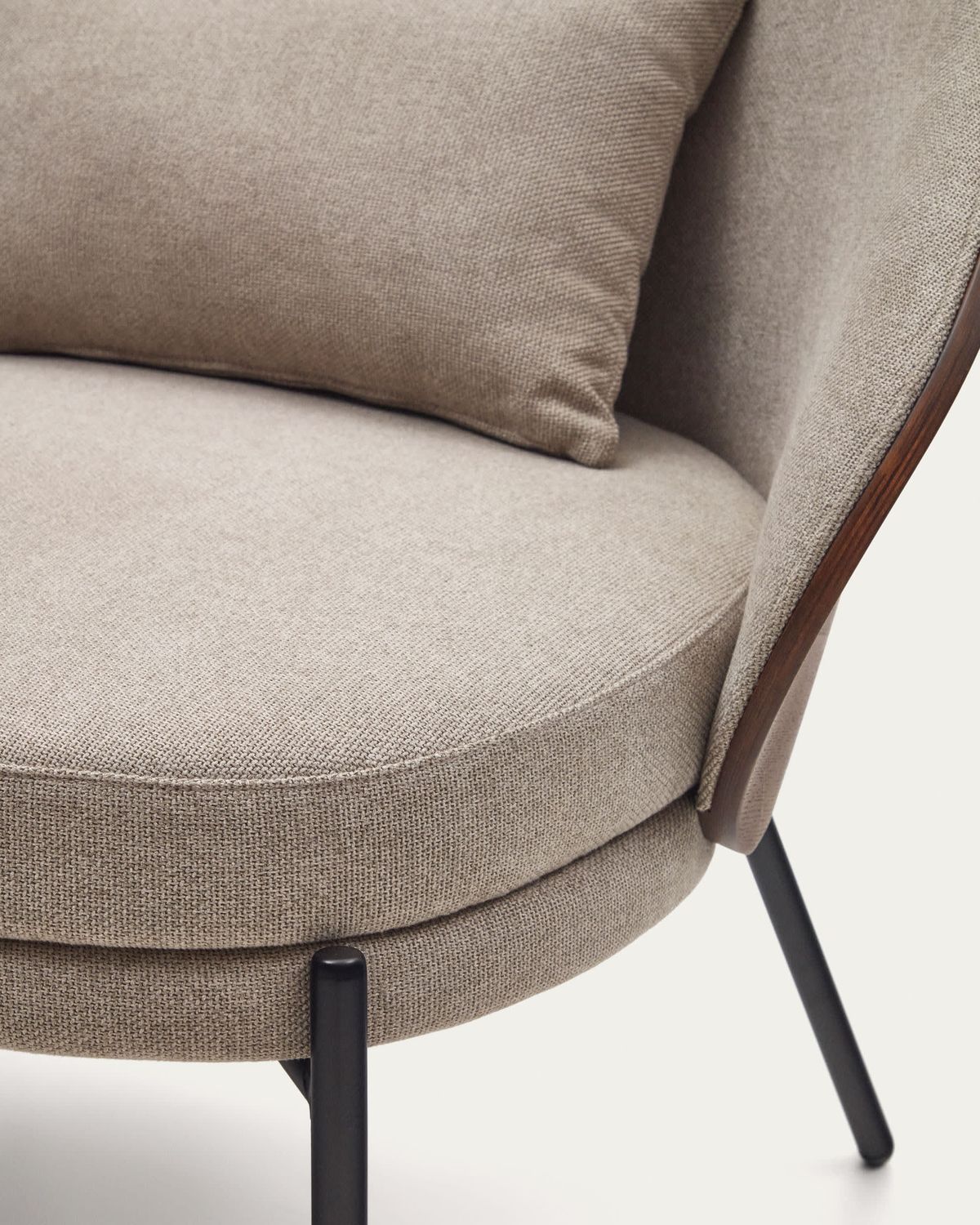 Sillón Eamy marrón claro chapado en fresno con acabado nogal y metal con acabado negro