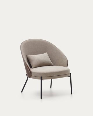 Sillón Eamy marrón claro chapado en fresno con acabado nogal y metal con acabado negro