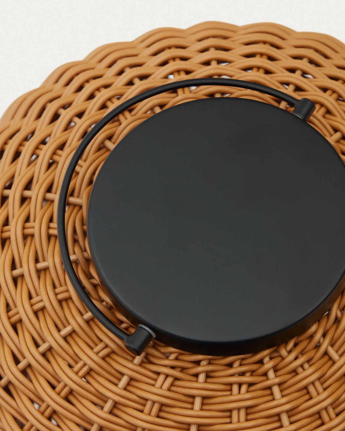 Lámpara de mesa grande portátil  Saranella de ratán sintético marrón