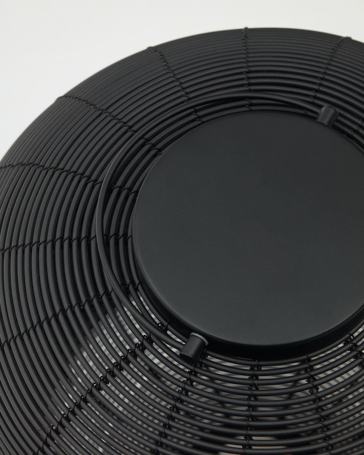 Lámpara de mesa grande portátil Saranella de ratán sintético negro