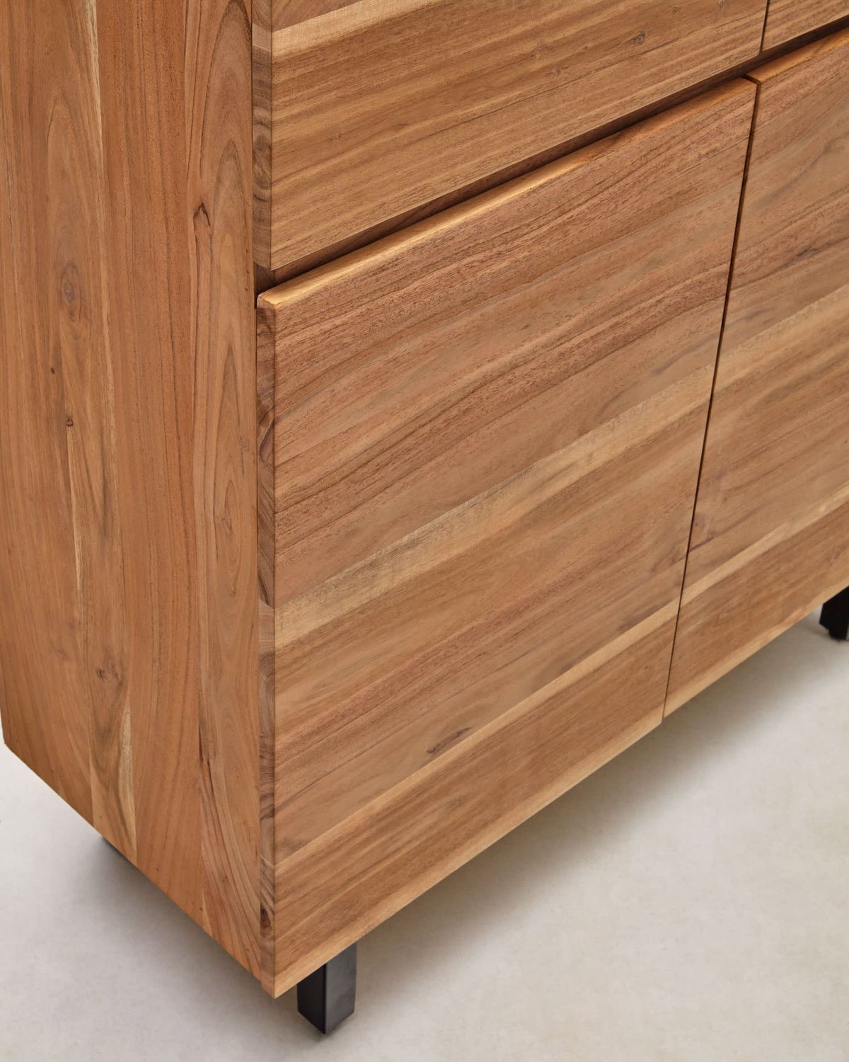 Aparador alto Uxue 4 puertas de madera maciza de acacia con acabado blanqueado y acero negro 100 x 155 cm