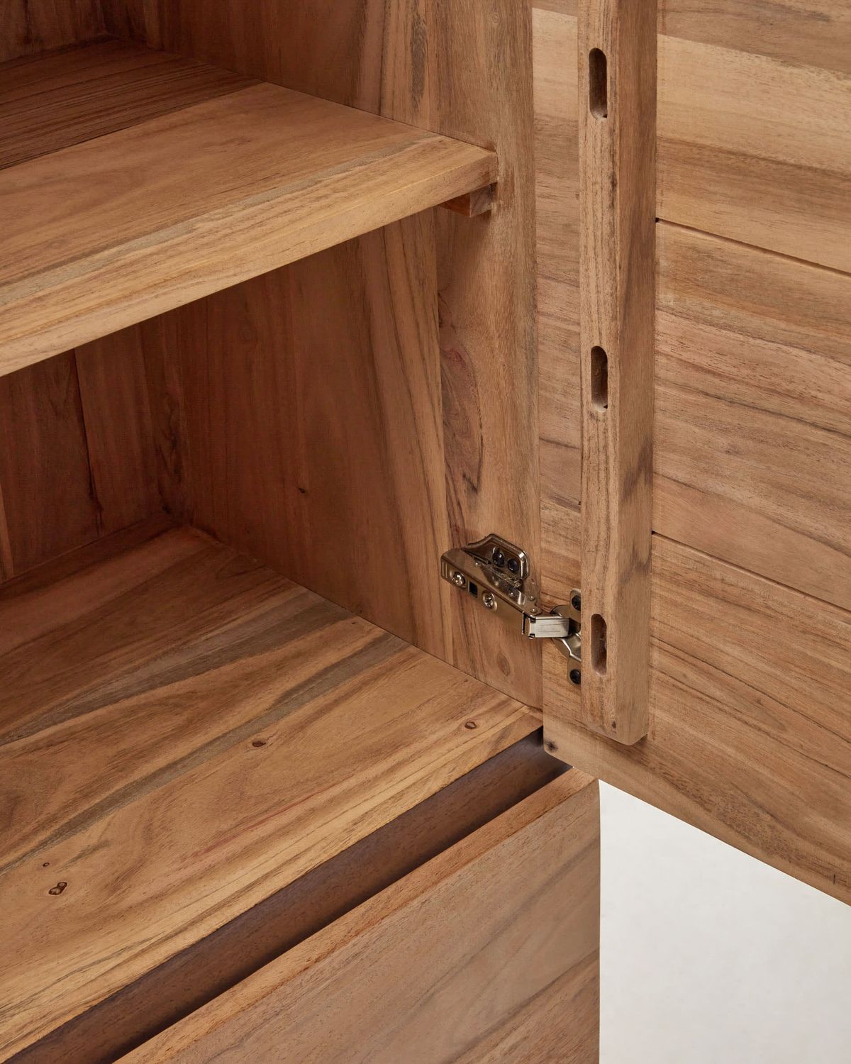 Aparador alto Uxue 4 puertas de madera maciza de acacia con acabado blanqueado y acero negro 100 x 155 cm