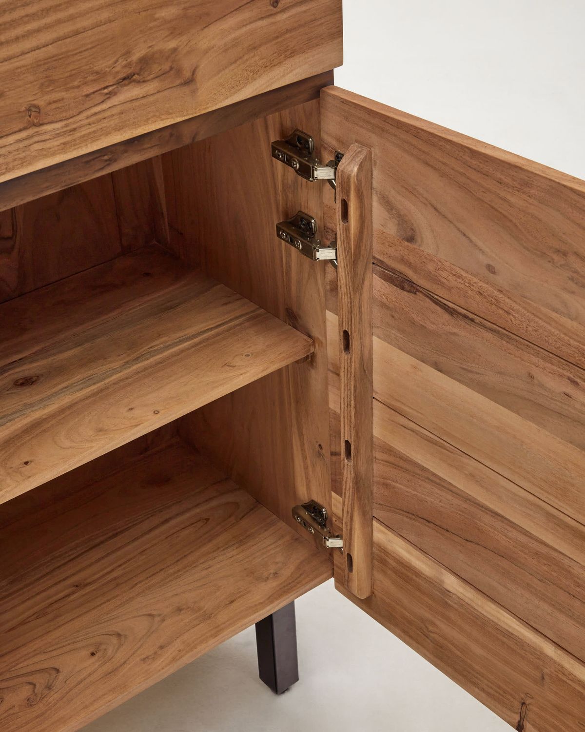 Aparador alto Uxue 4 puertas de madera maciza de acacia con acabado blanqueado y acero negro 100 x 155 cm