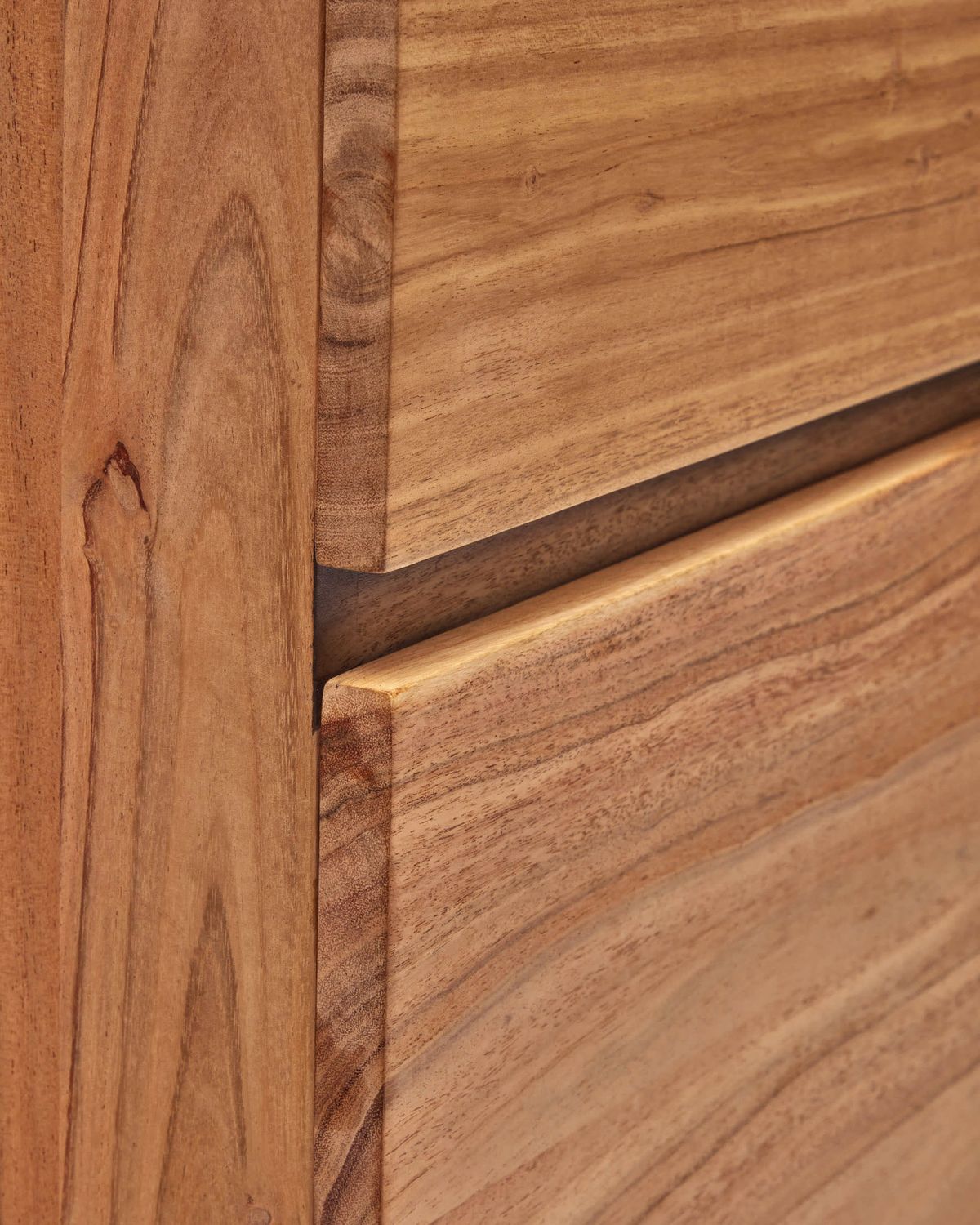 Aparador alto Uxue 4 puertas de madera maciza de acacia con acabado blanqueado y acero negro 100 x 155 cm