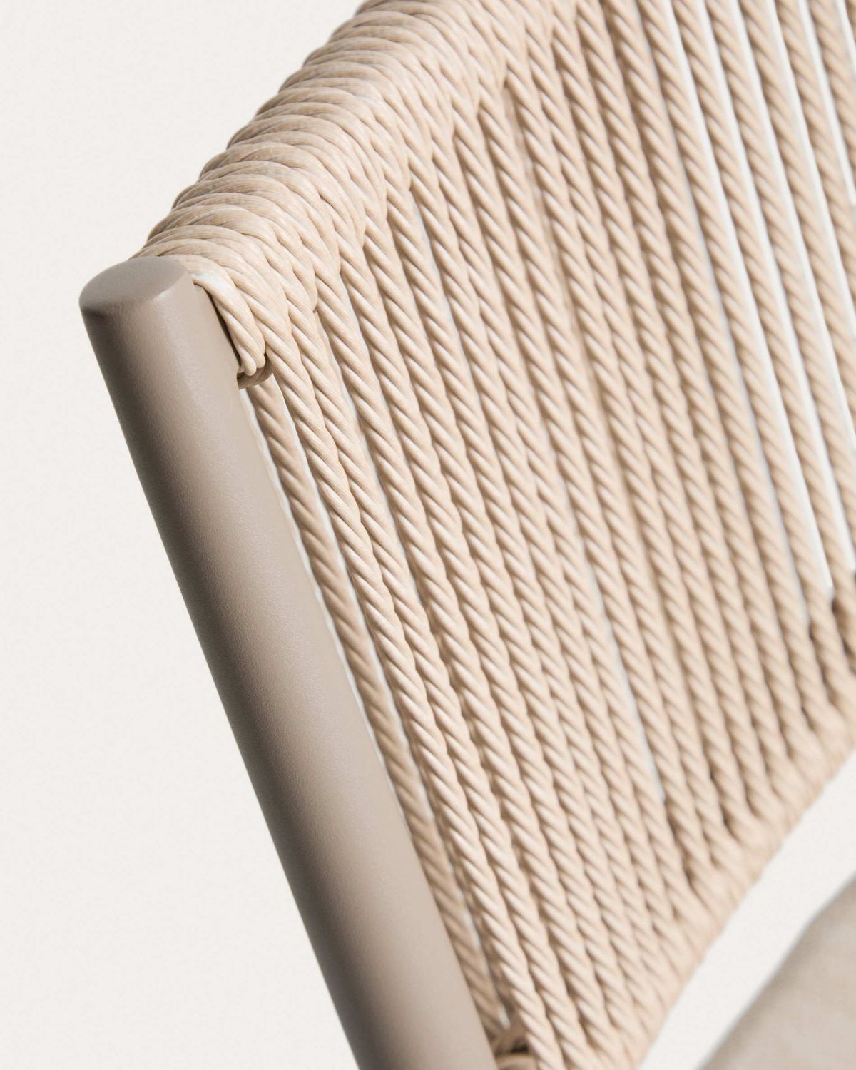 Silla apilable de exterior Argasi de aluminio topo y cuerda sintética beige