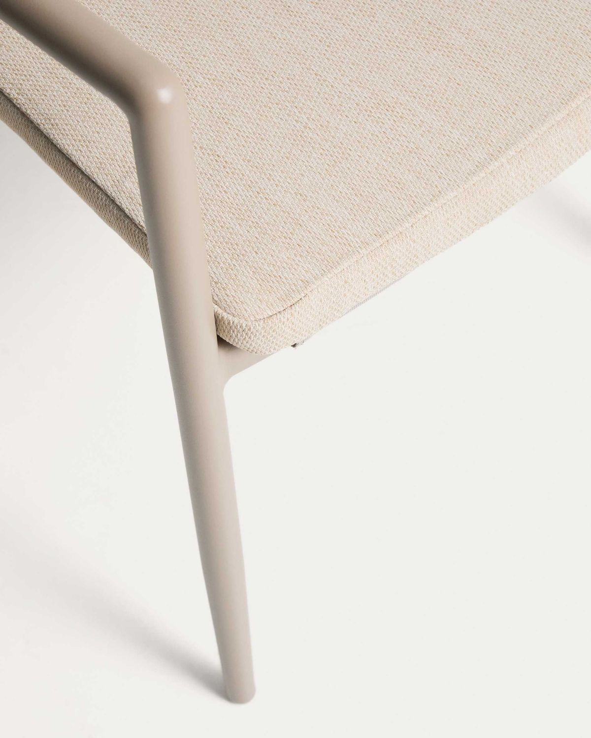 Silla apilable de exterior Argasi de aluminio topo y cuerda sintética beige