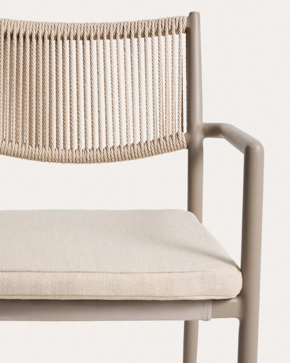 Silla apilable de exterior Argasi de aluminio topo y cuerda sintética beige