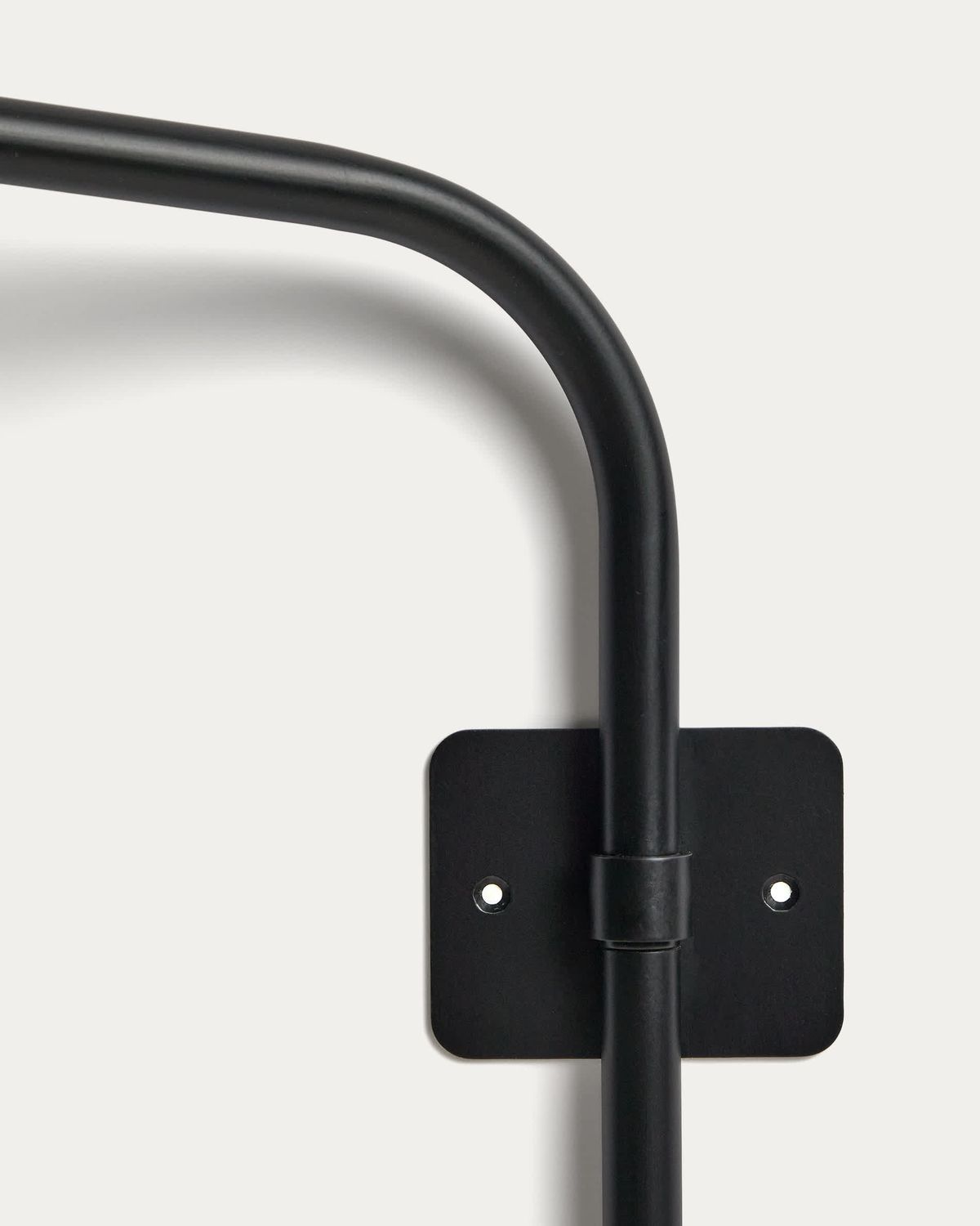 Soporte de pared para lámparas portátiles Nali de metal con acabado pintado negro