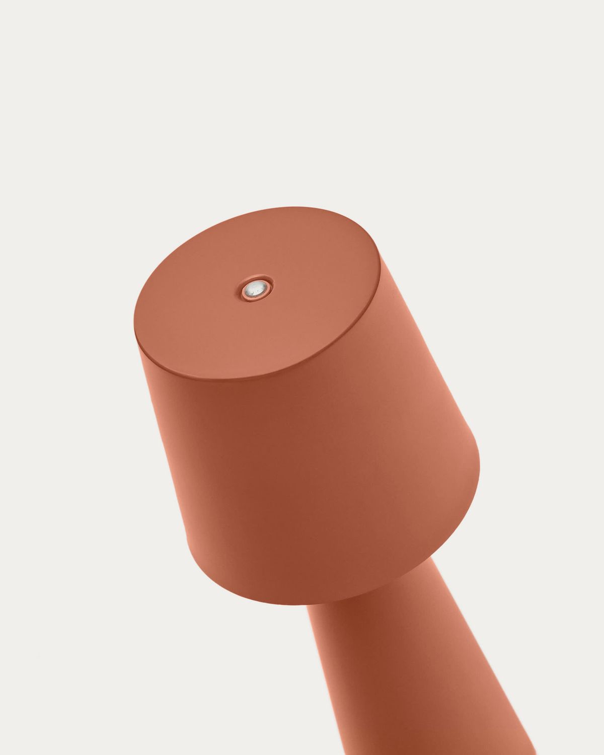 Lámpara de mesa pequeña de exterior Arenys de metal con acabado pintado terracota