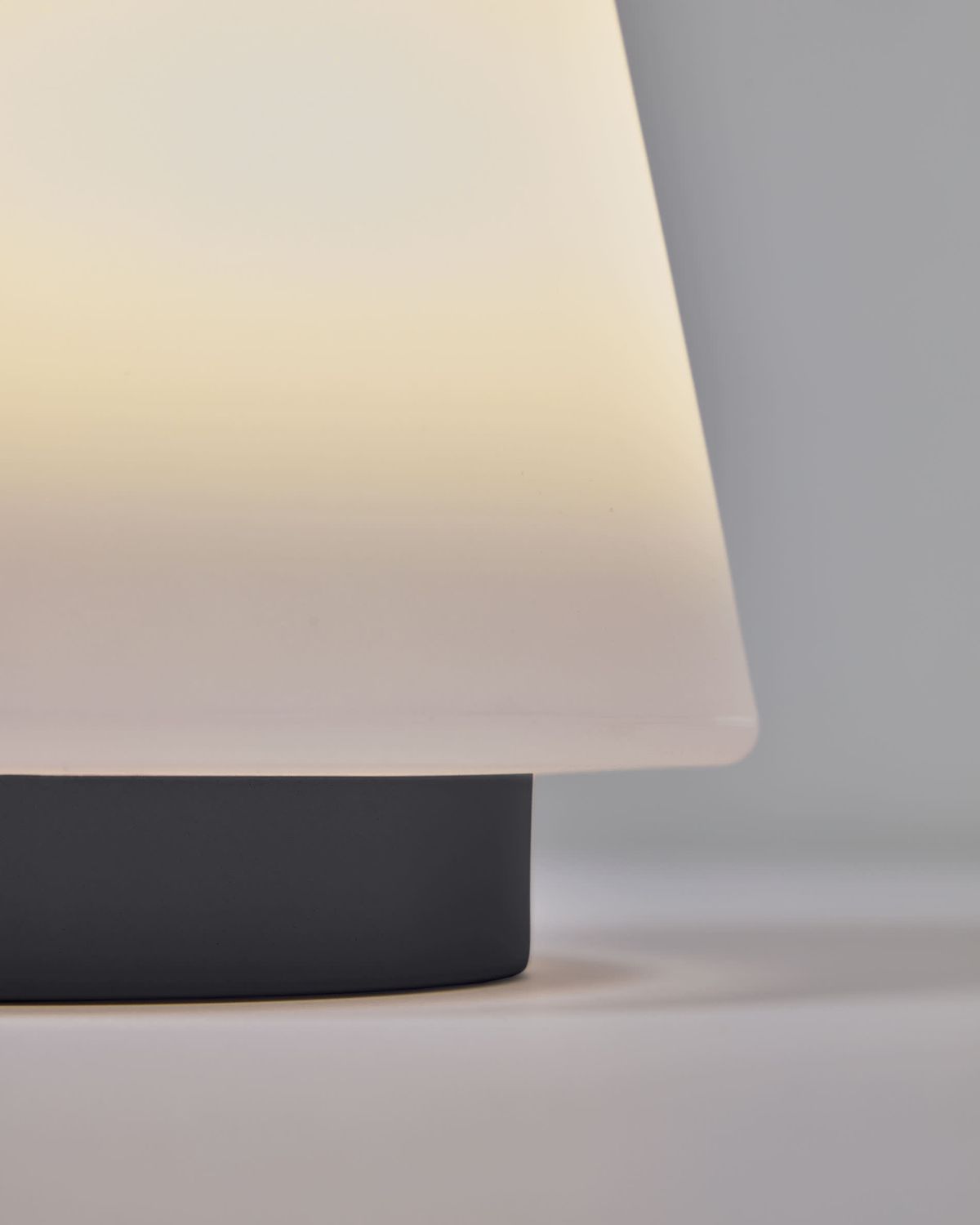 Lámpara de mesa exterior Udiya de polietileno y metal con acabado negro