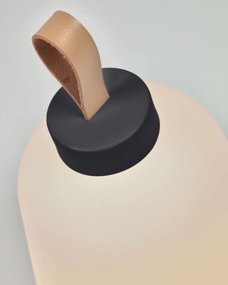 Lámpara de mesa exterior Udiya de polietileno y metal con acabado negro