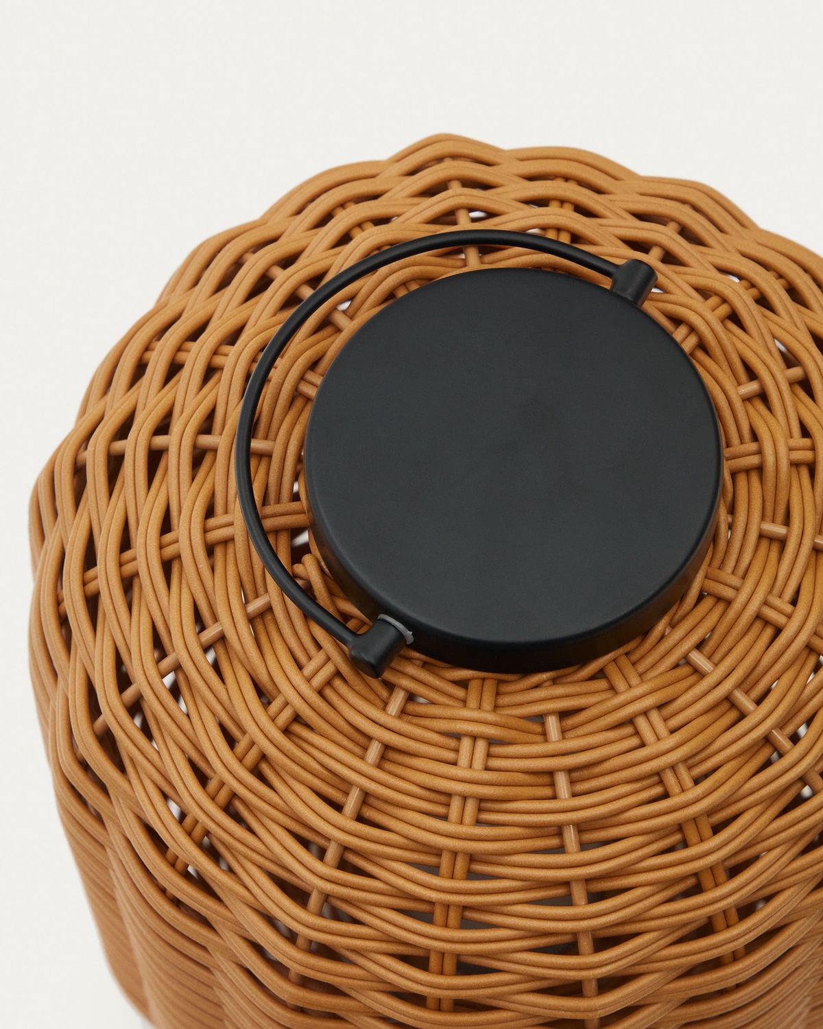 Lámpara de mesa pequeña portátil Saranella de ratán sintético marrón
