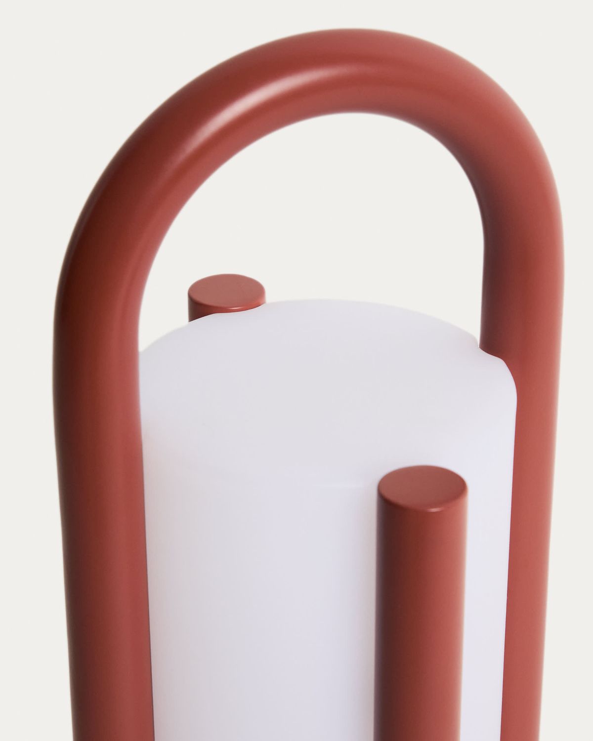 Lámpara de mesa pequeña portátil Leros de polietileno y acero terracota