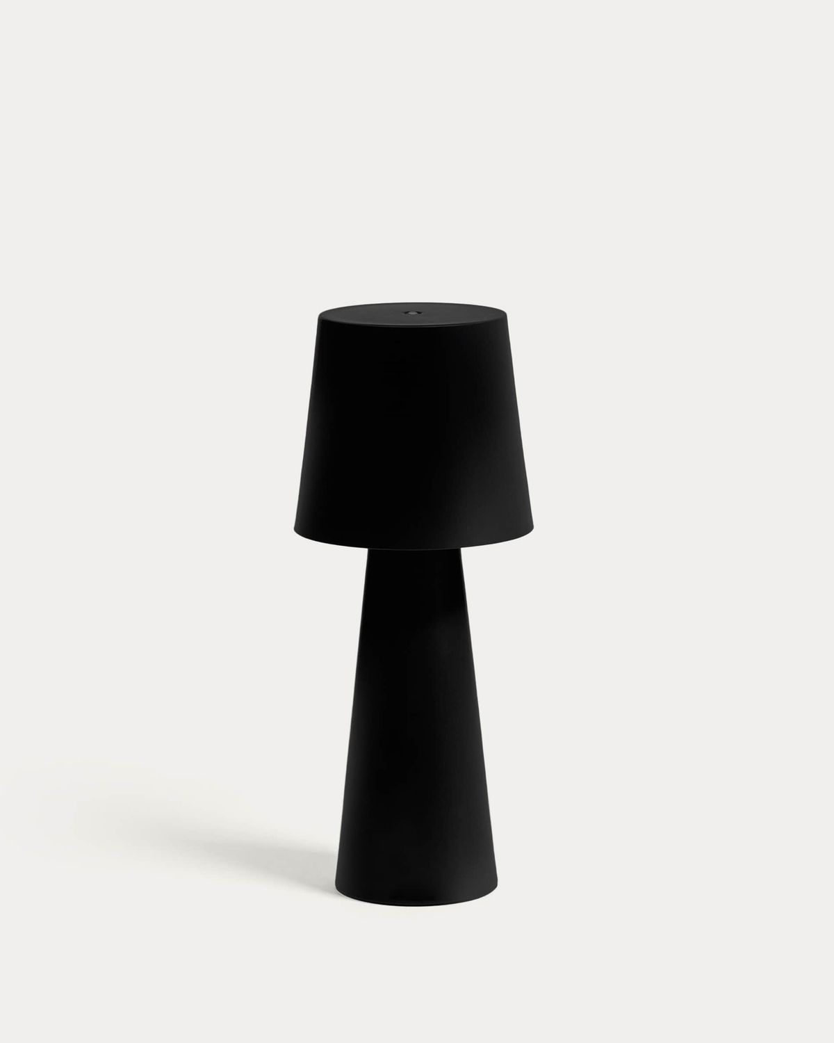 Lámpara de mesa grande de exterior Arenys de metal con acabado pintado negro