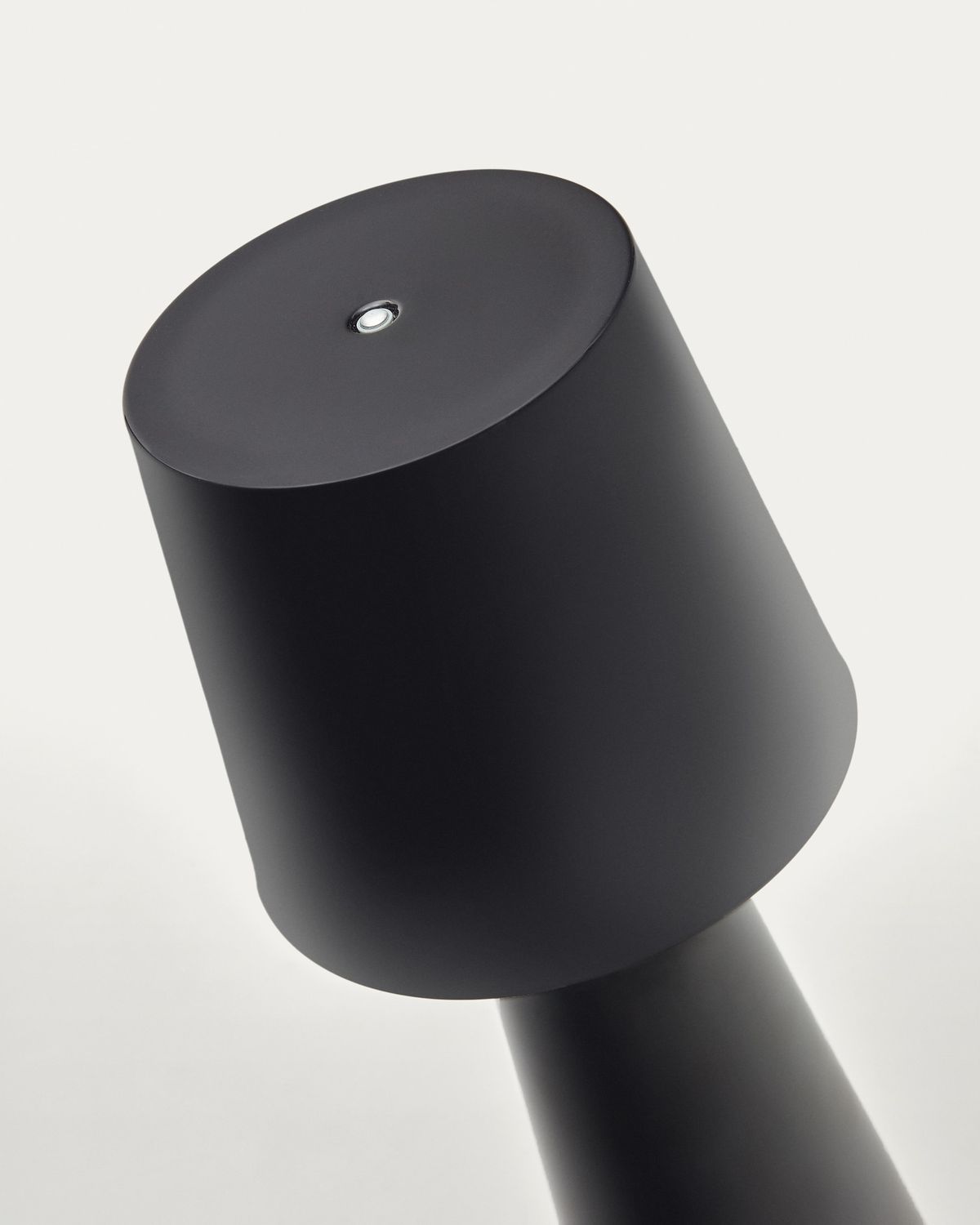 Lámpara de mesa grande de exterior Arenys de metal con acabado pintado negro
