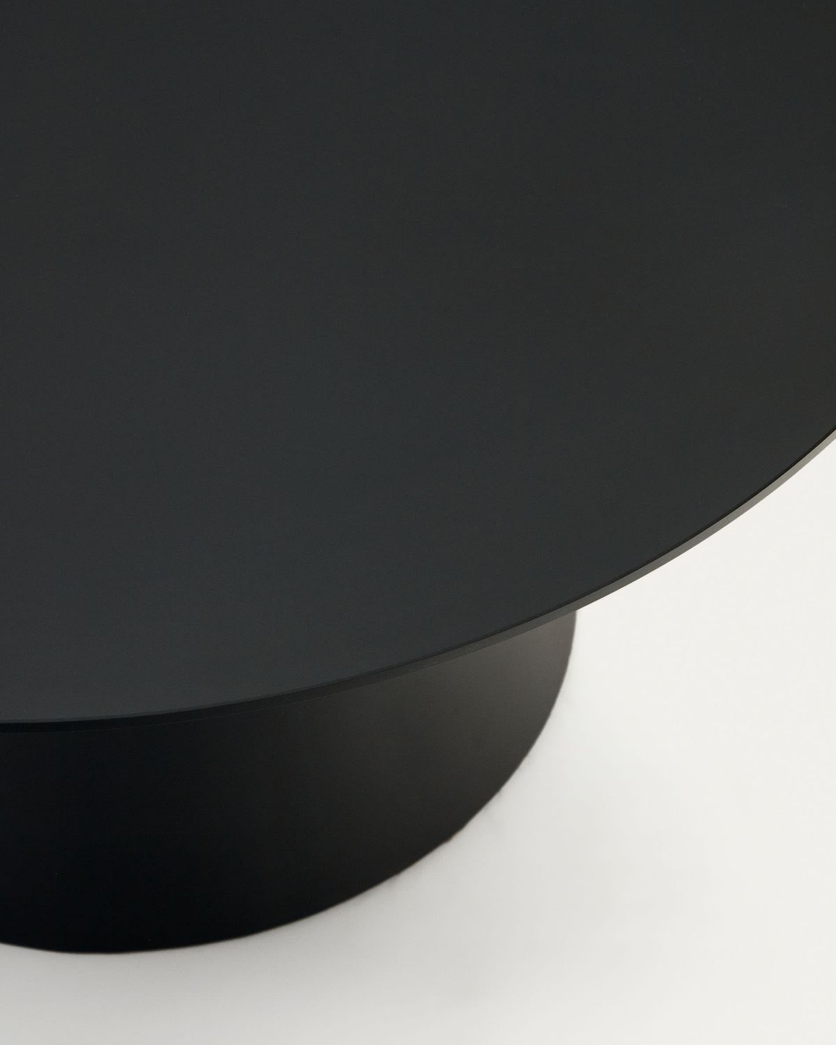 Mesa de centro Wilshire de vidrio templado y metal con acabado pintado negro Ø 80 cm