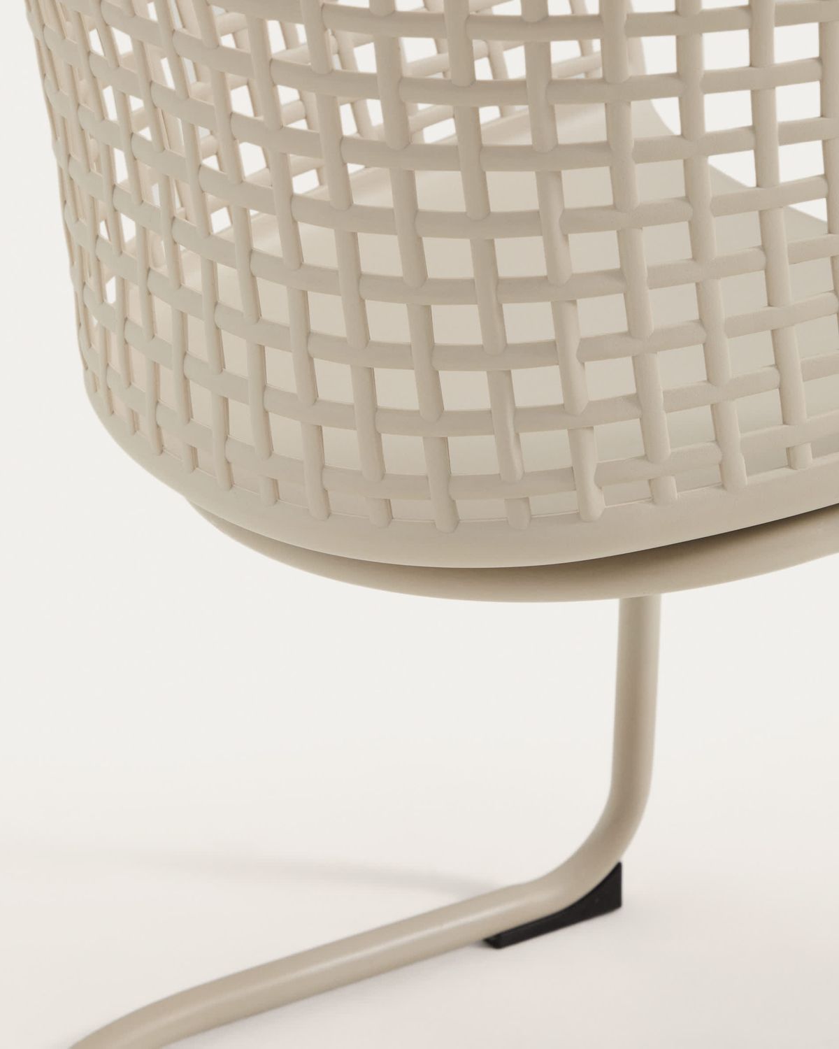 Silla de exterior Tenaro de plástico con estructura de acero beige