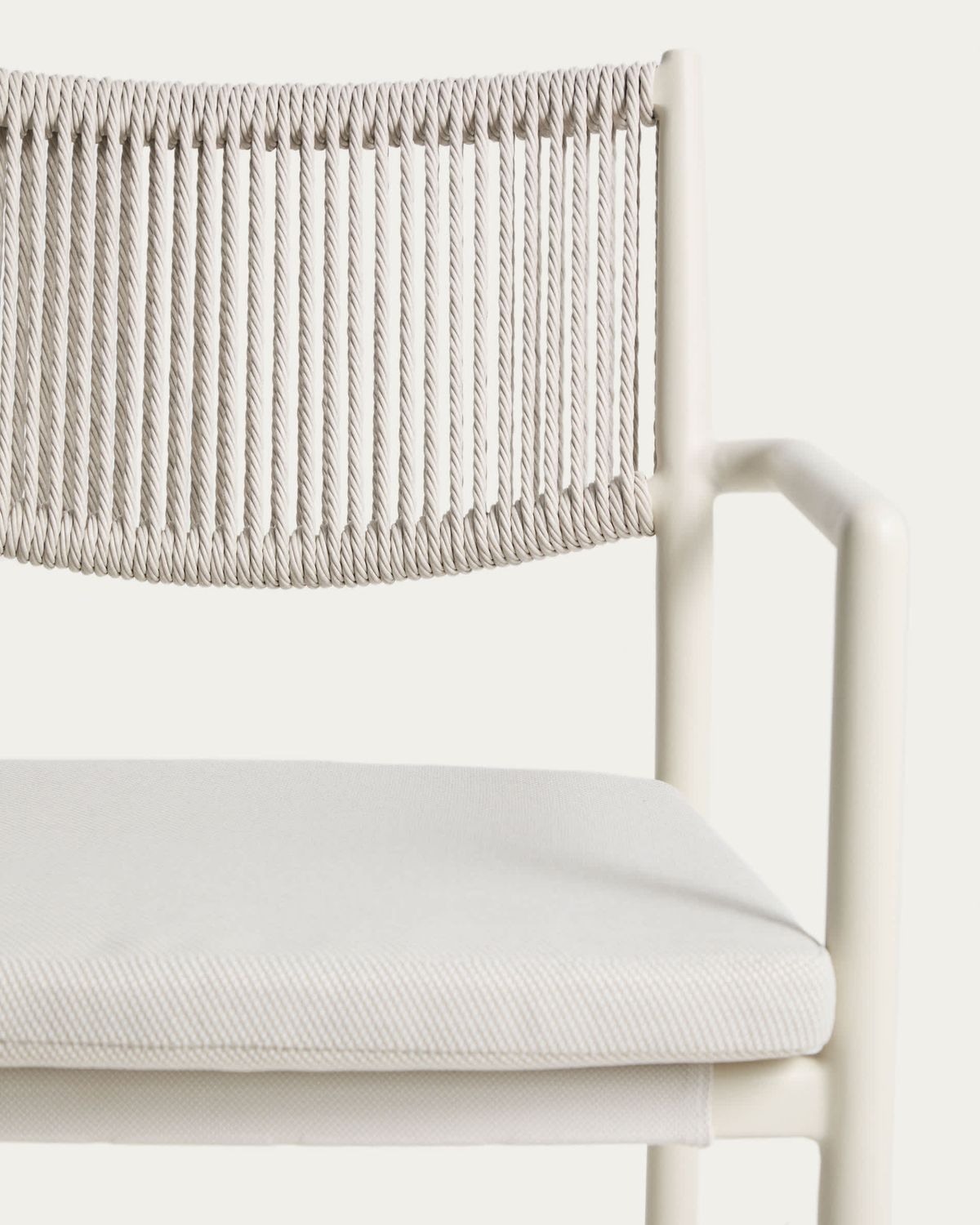 Silla apilable de exterior Argasi de aluminio crudo y cuerda sintética gris