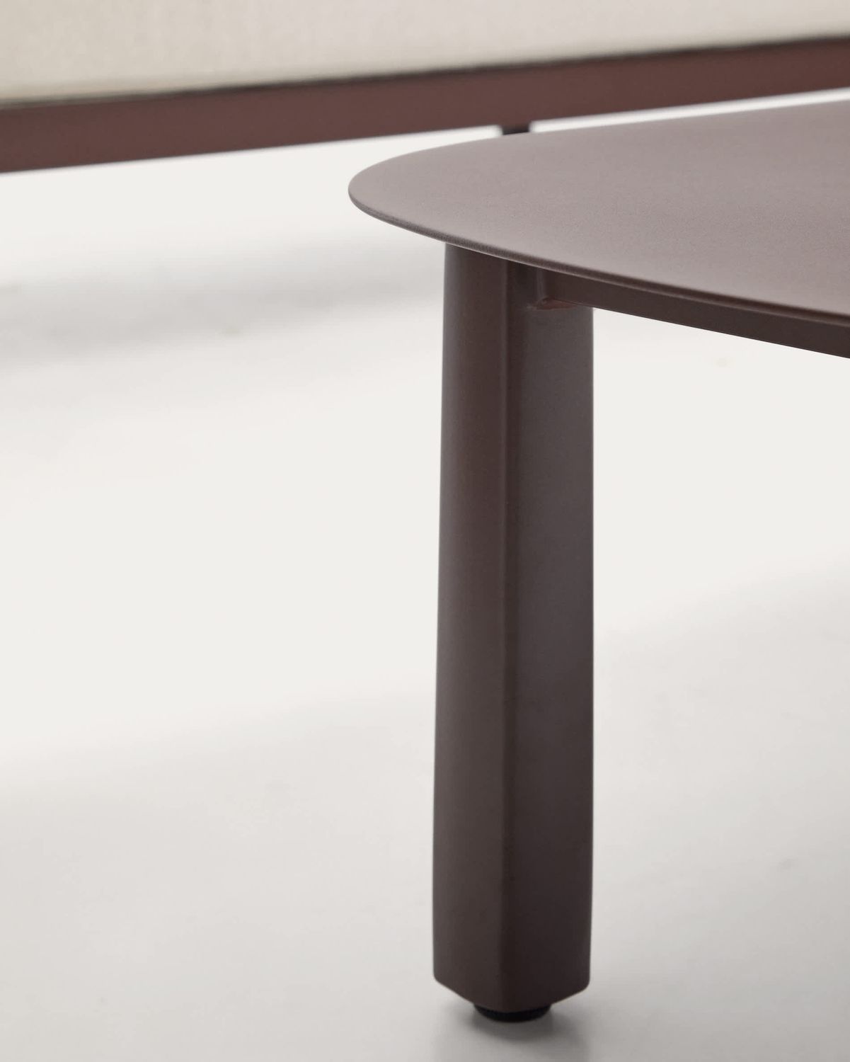 Set Aleria de sofá 3 plazas, 2 sillones y mesa de centro de aluminio y cuerda sintética marrón