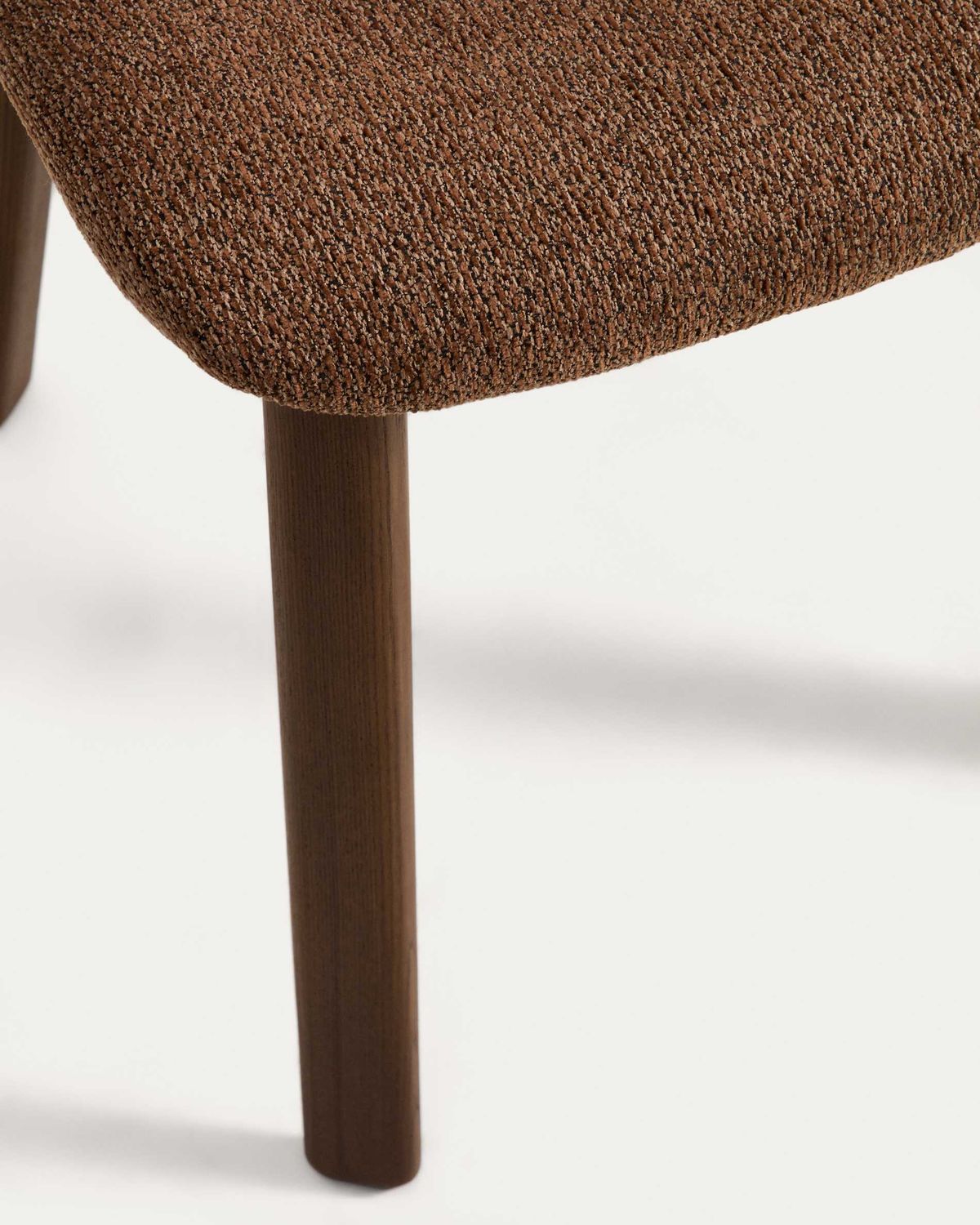 Silla Meila de chenilla terracota y patas de madera maciza de fresno con acabado tono nogal
