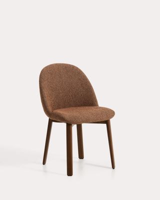 Silla Meila de chenilla terracota y patas de madera maciza de fresno con acabado tono nogal
