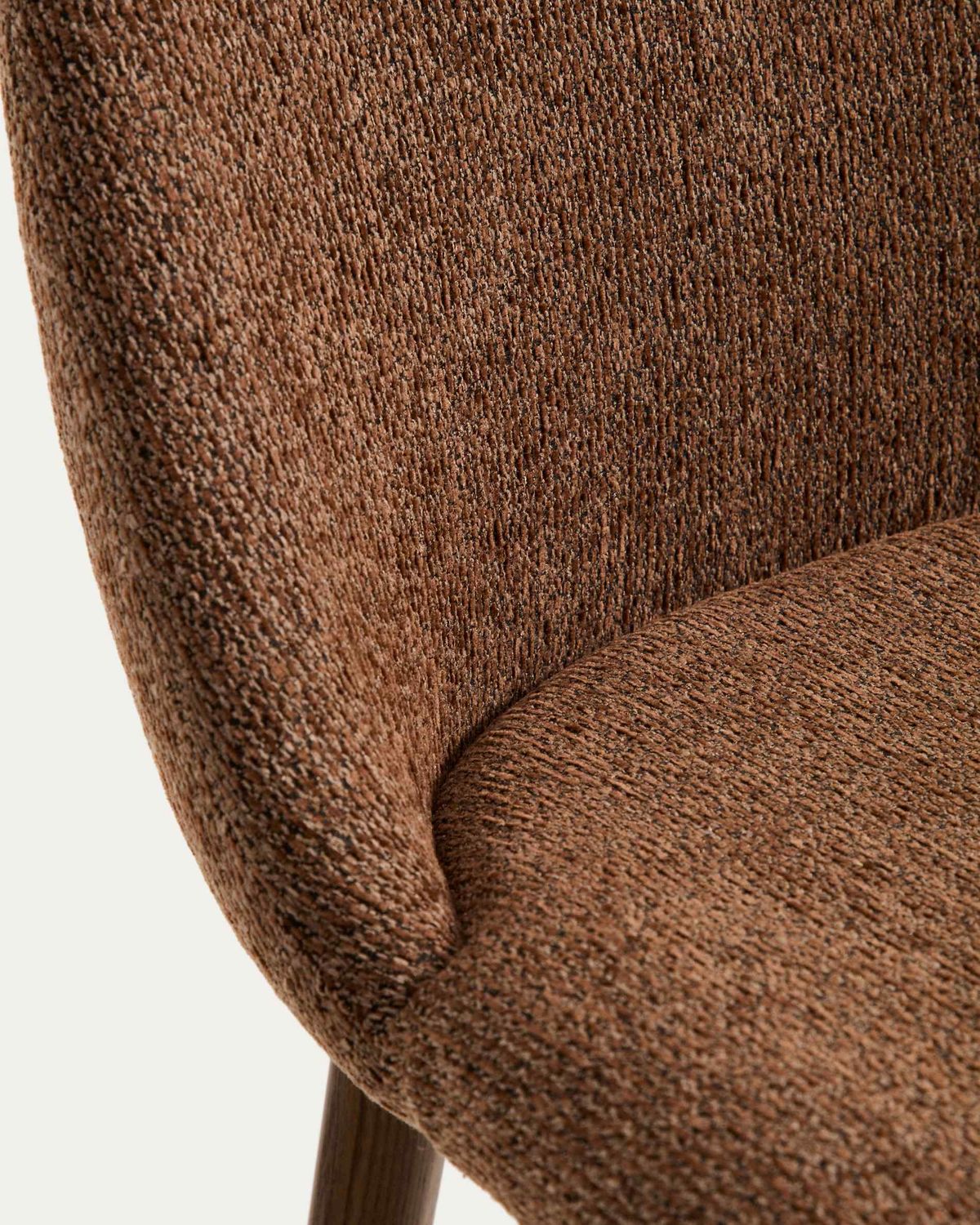 Silla Meila de chenilla terracota y patas de madera maciza de fresno con acabado tono nogal
