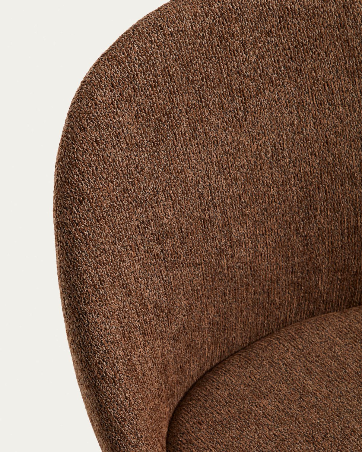 Silla Meila de chenilla terracota y patas de madera maciza de fresno con acabado tono nogal