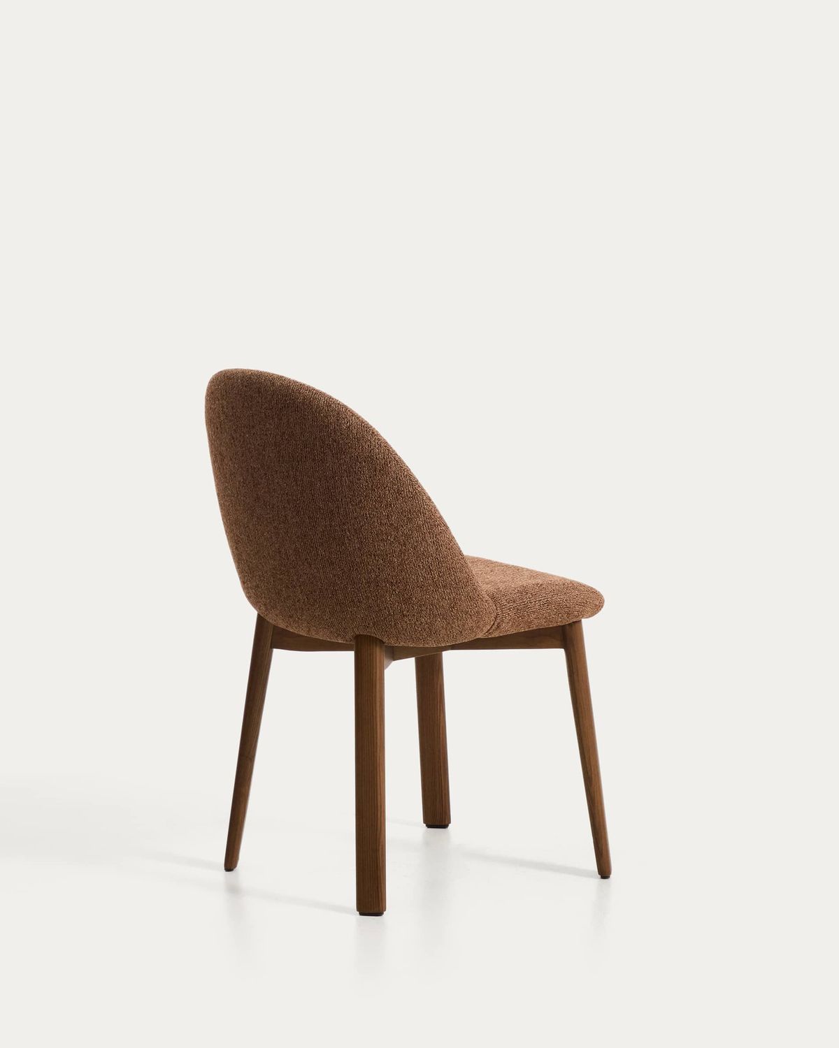 Silla Meila de chenilla terracota y patas de madera maciza de fresno con acabado tono nogal
